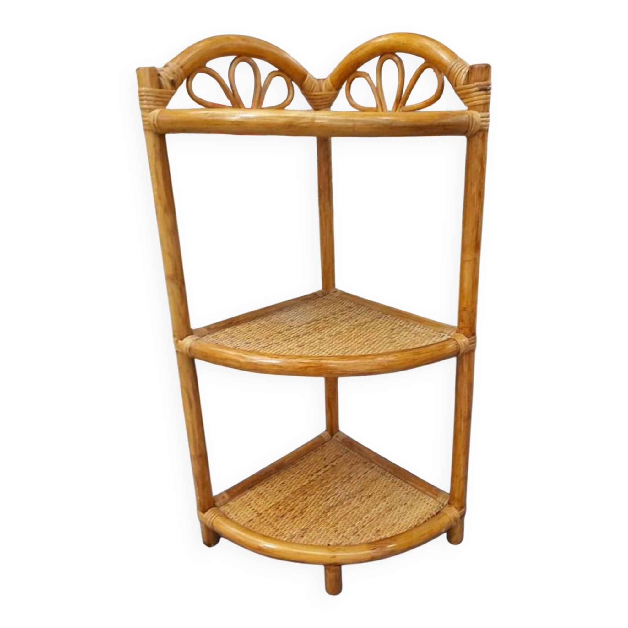 Corner shelf in rattan
