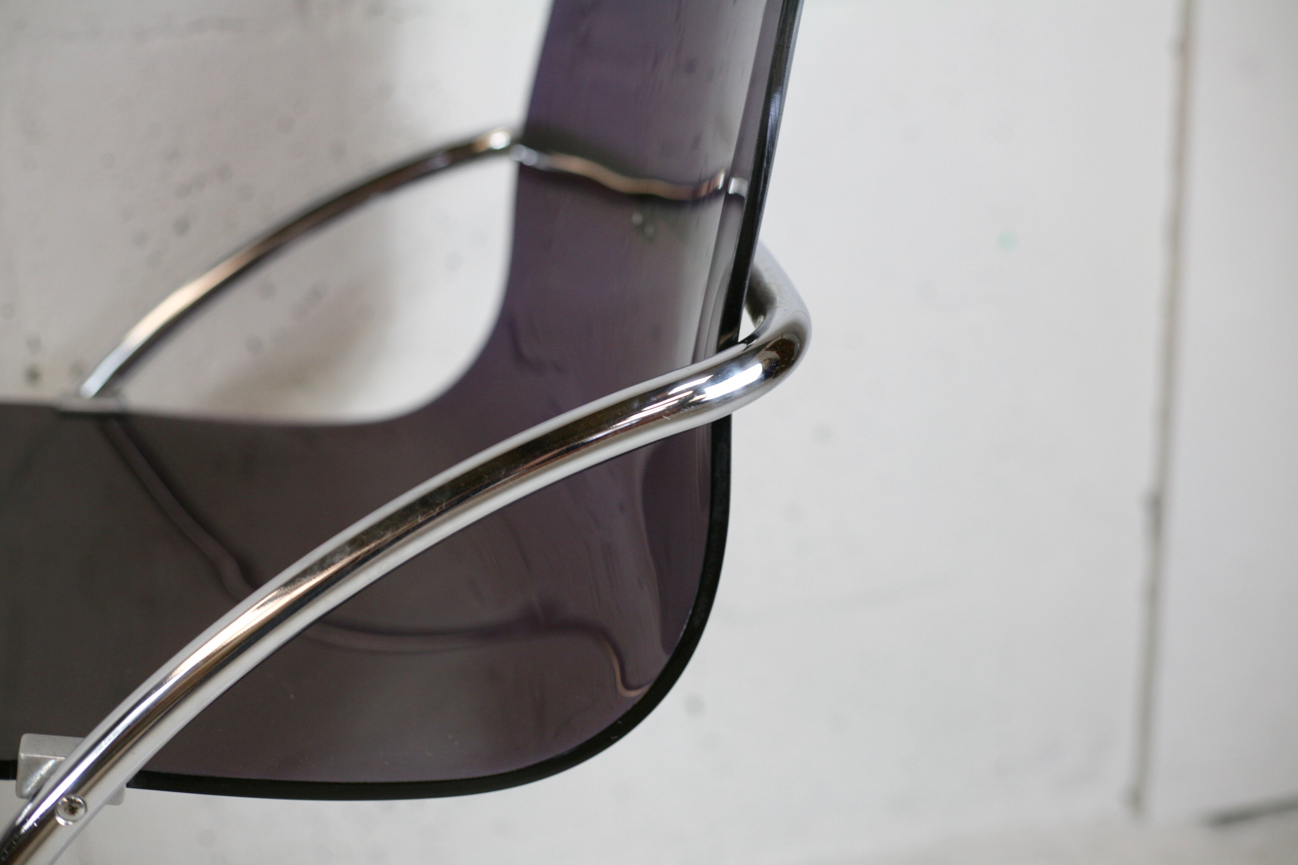 Pair of chairs by Yves Christin, tubular steel, purple plexiglass. Ed. Airborne, France cira 1970