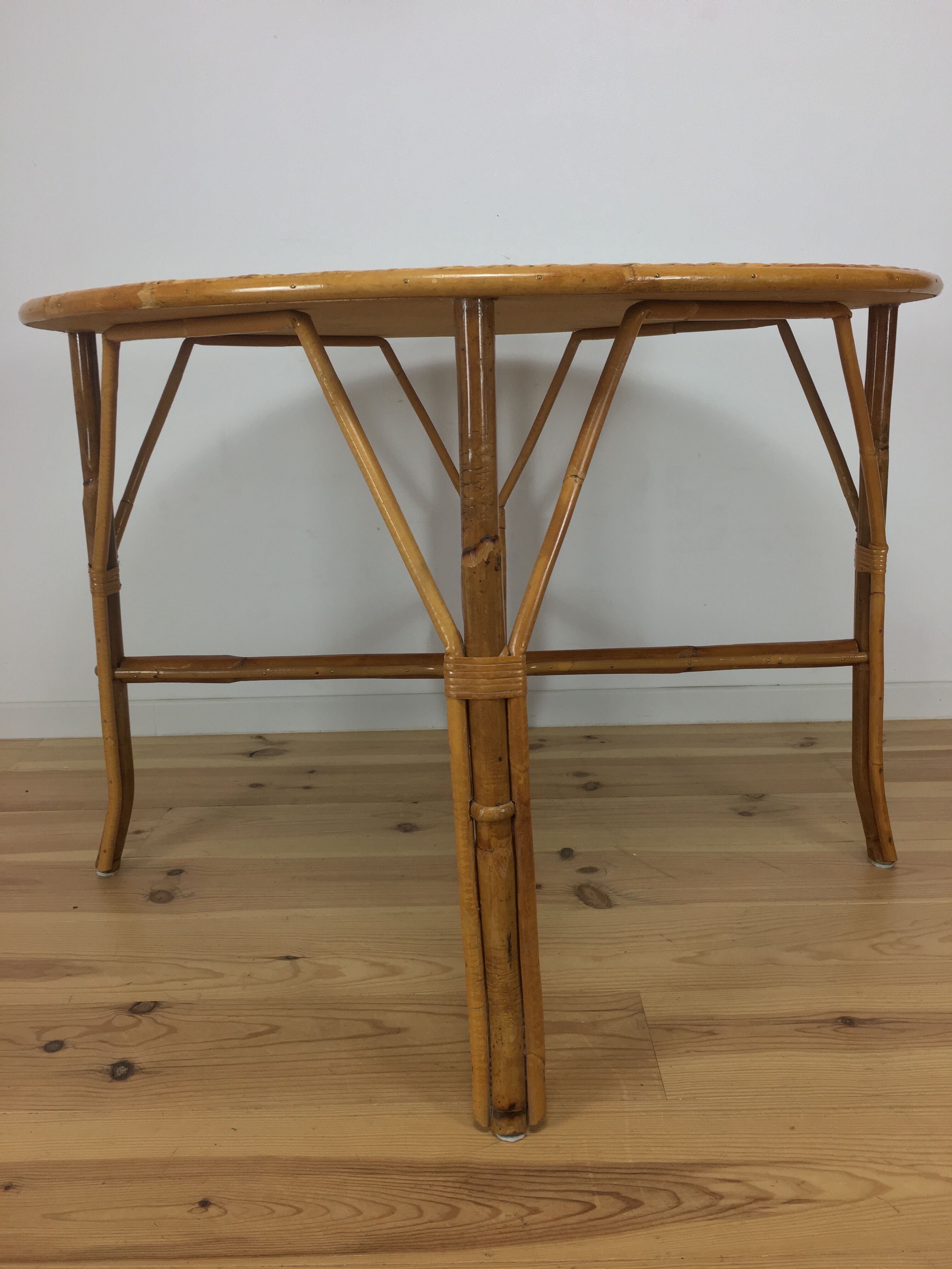 Round dining table 4 people rattan