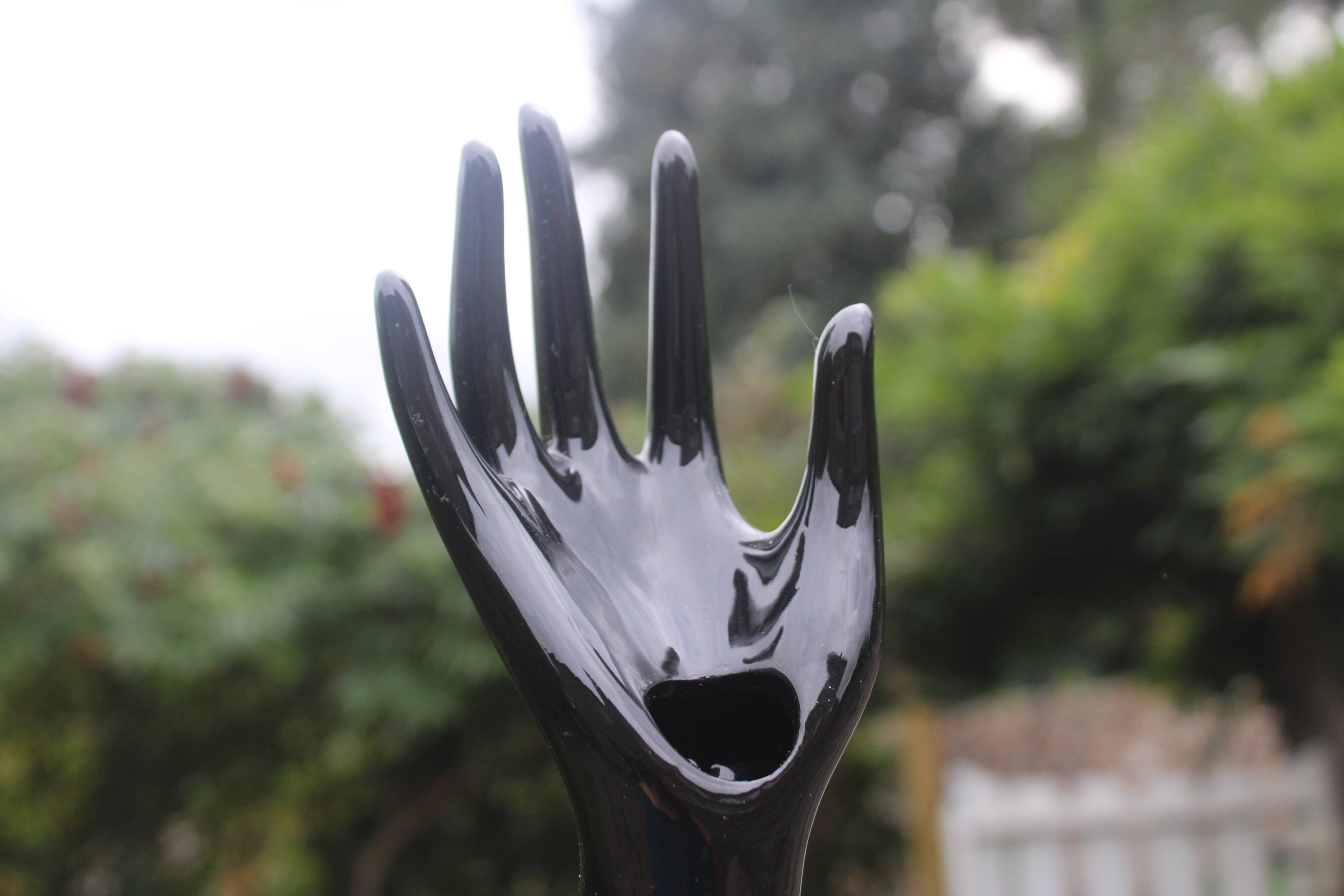 Ceramic hand-shaped soliflore