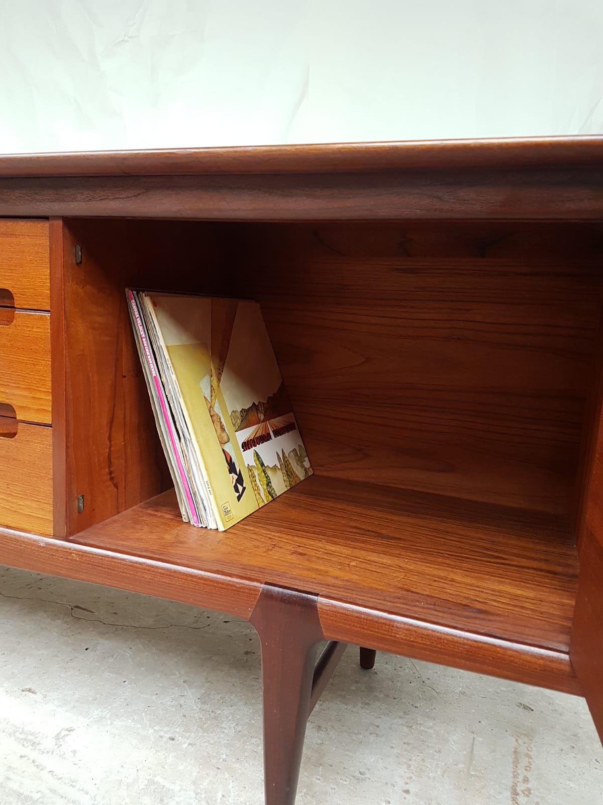 Enfilade par A. Younger en teck