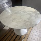 Saarinen table in glossy varnished Calacatta marble - round 107 cm