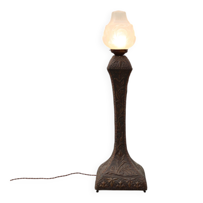 Lampadaire Art Nouveau en cuivre martelé avec abat-jour en verre dépoli, Belgique