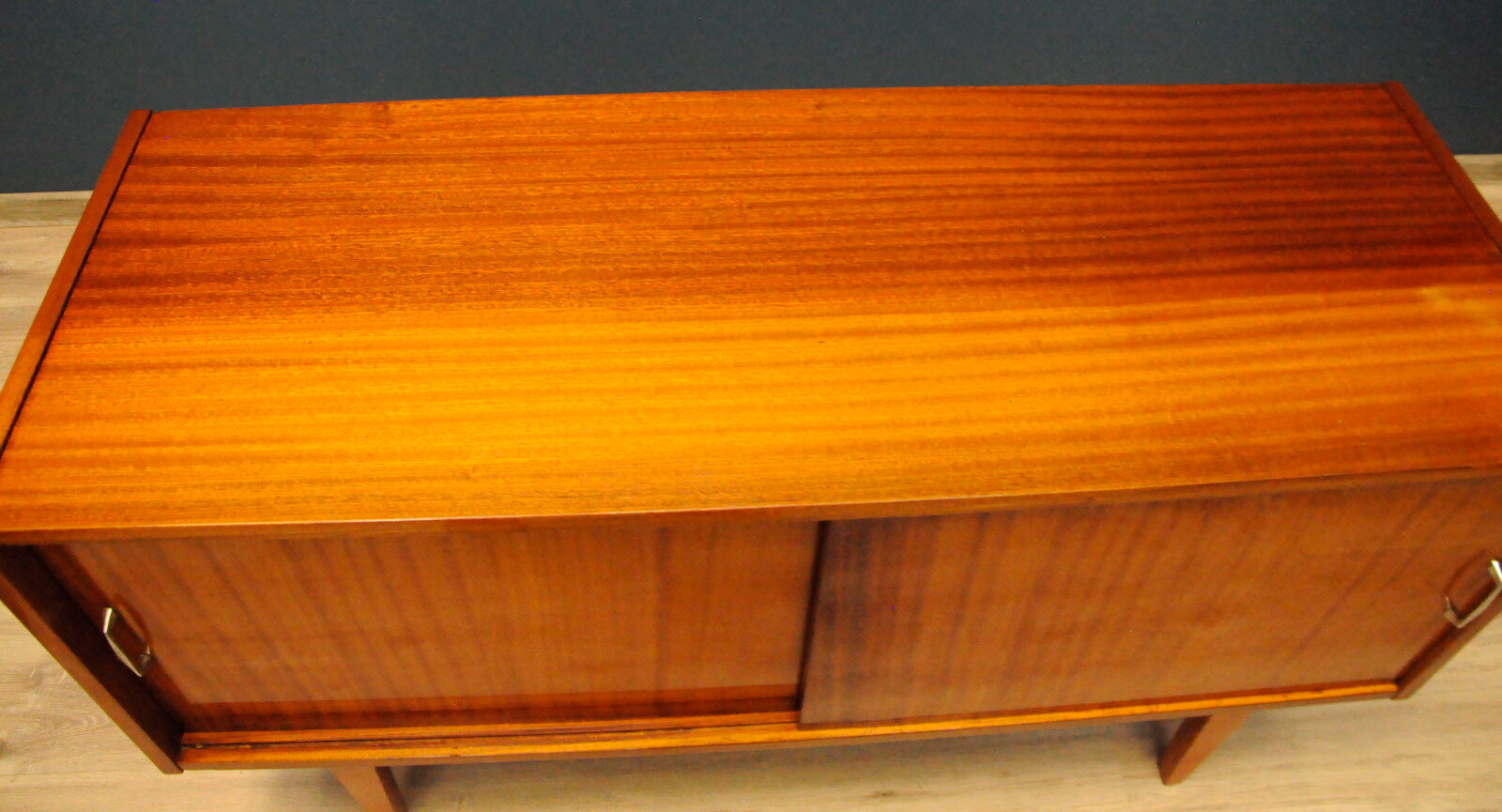 Commode Violetta avec portes coulissantes