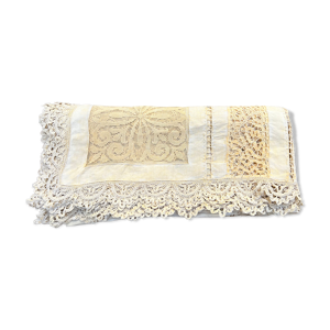 Nappe en coton brodé et dentelle