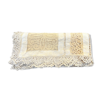 Nappe en coton brodé et dentelle ancienne