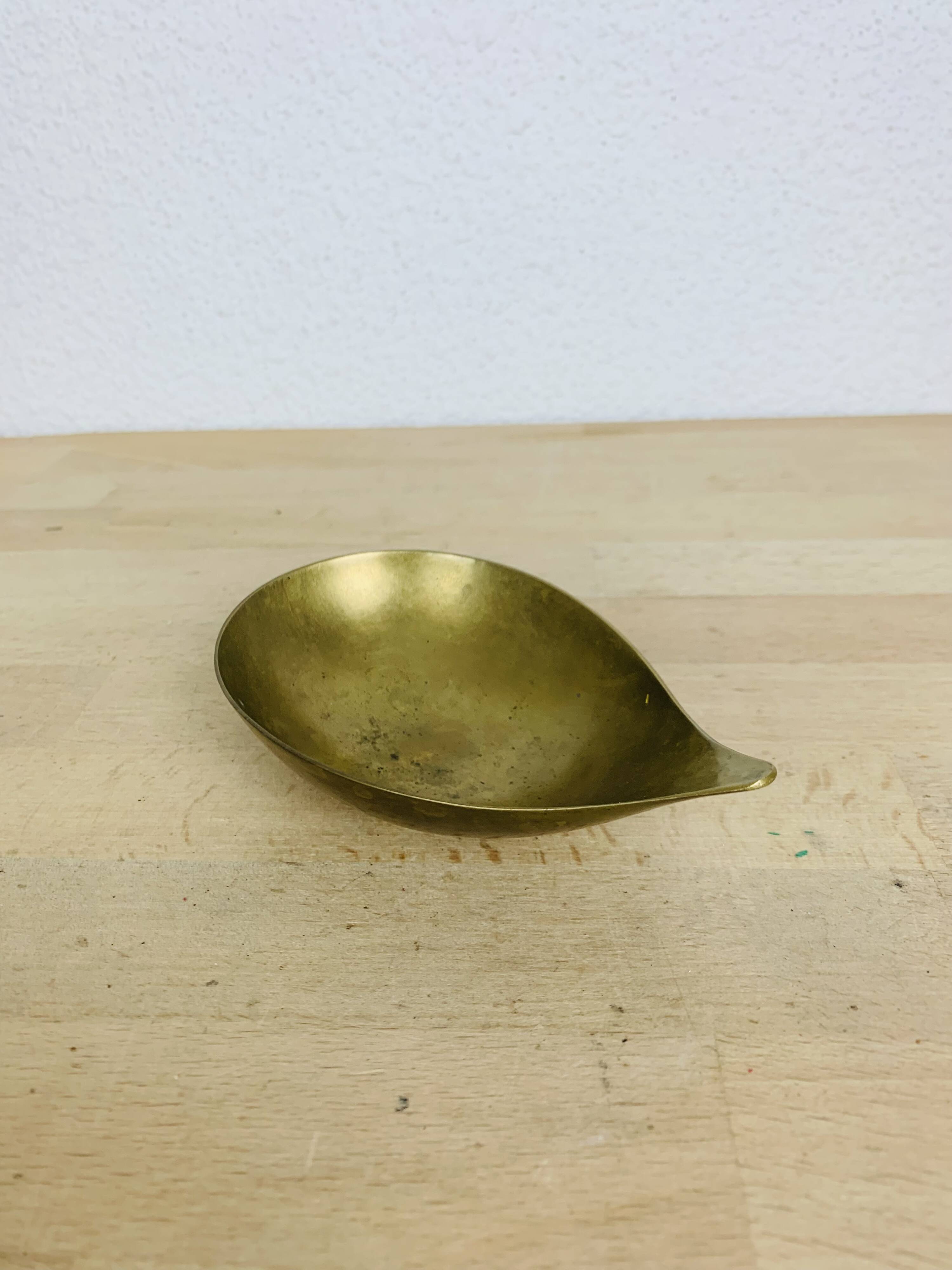 Organic pocket emptier in golden brass, drop
