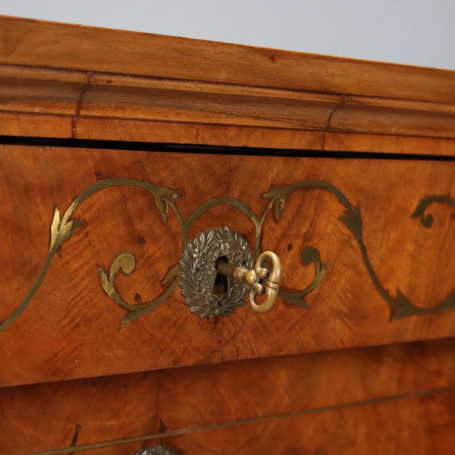 Commode Empire en noyer avec incrustations en laiton