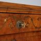 Commode Empire en noyer avec incrustations en laiton
