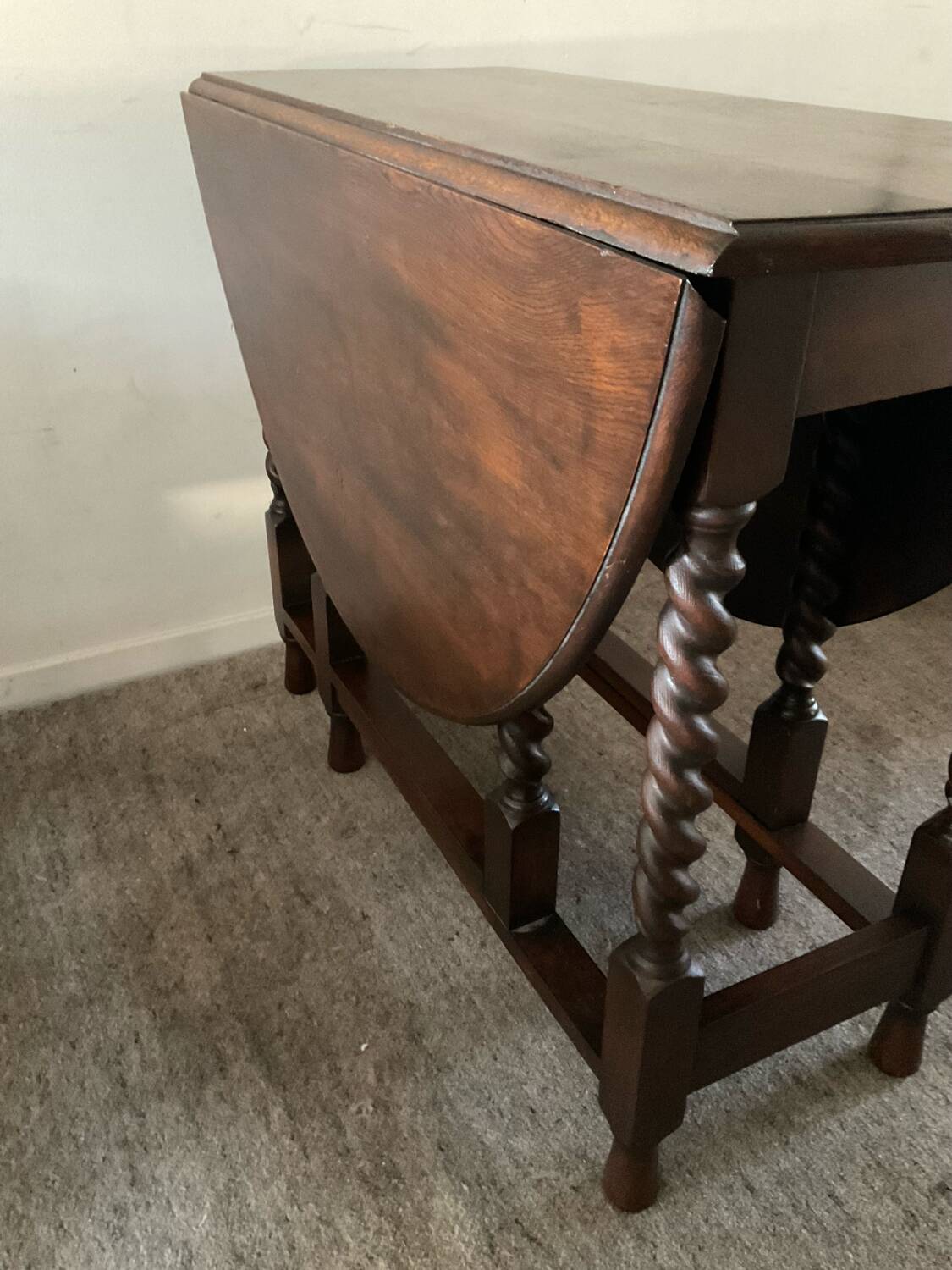 Ancienne table pliante anglaise en bois et pieds tournés 