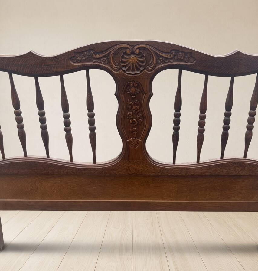 Cadre de lit en bois sculpté vintage, tête de lit et pied de lit ornementaux, première moitié du 20e siècle.