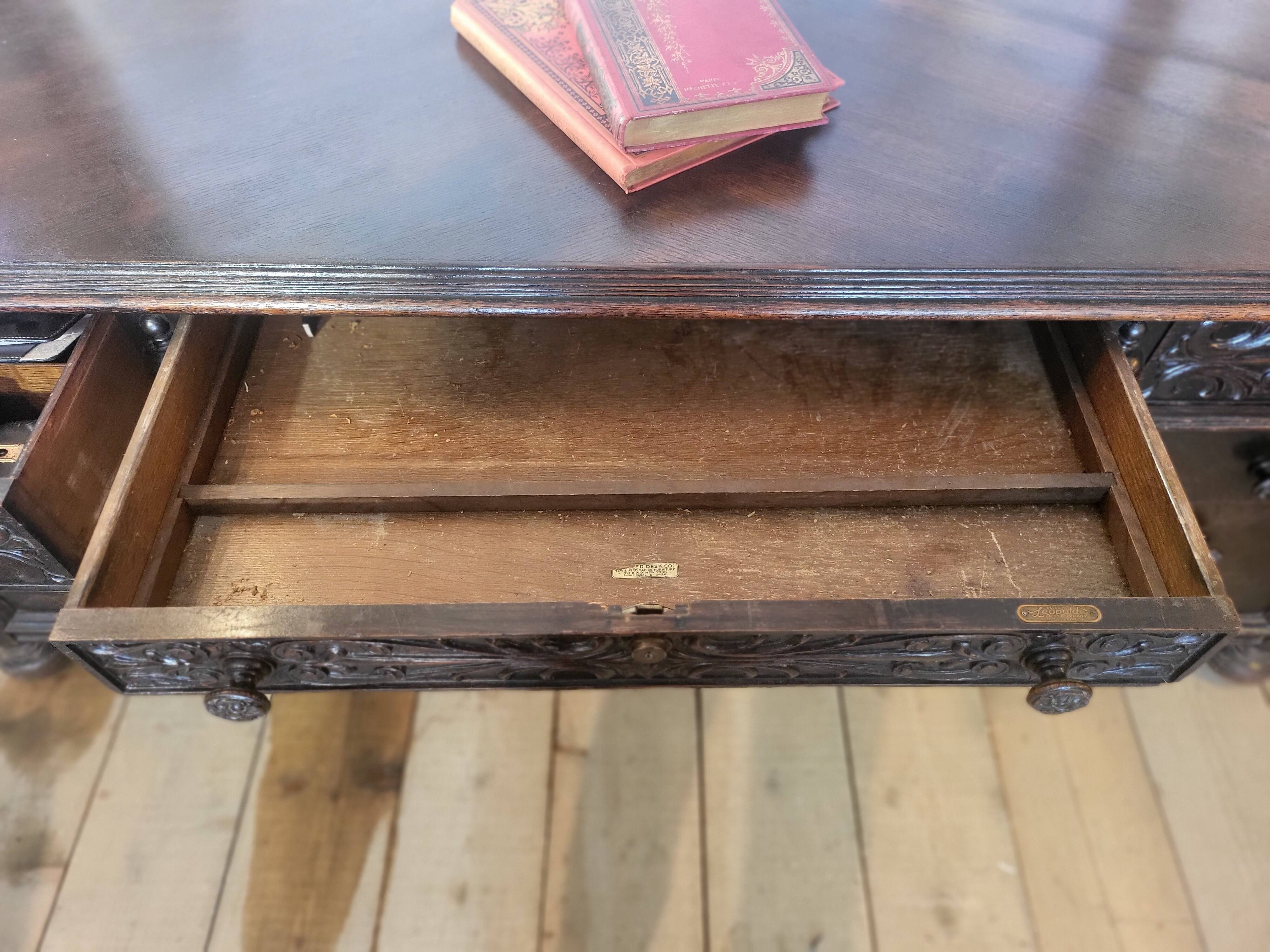 Grand Bureau Américain toutes faces Sculpté "Leopold Desk Co." – Circa 1920