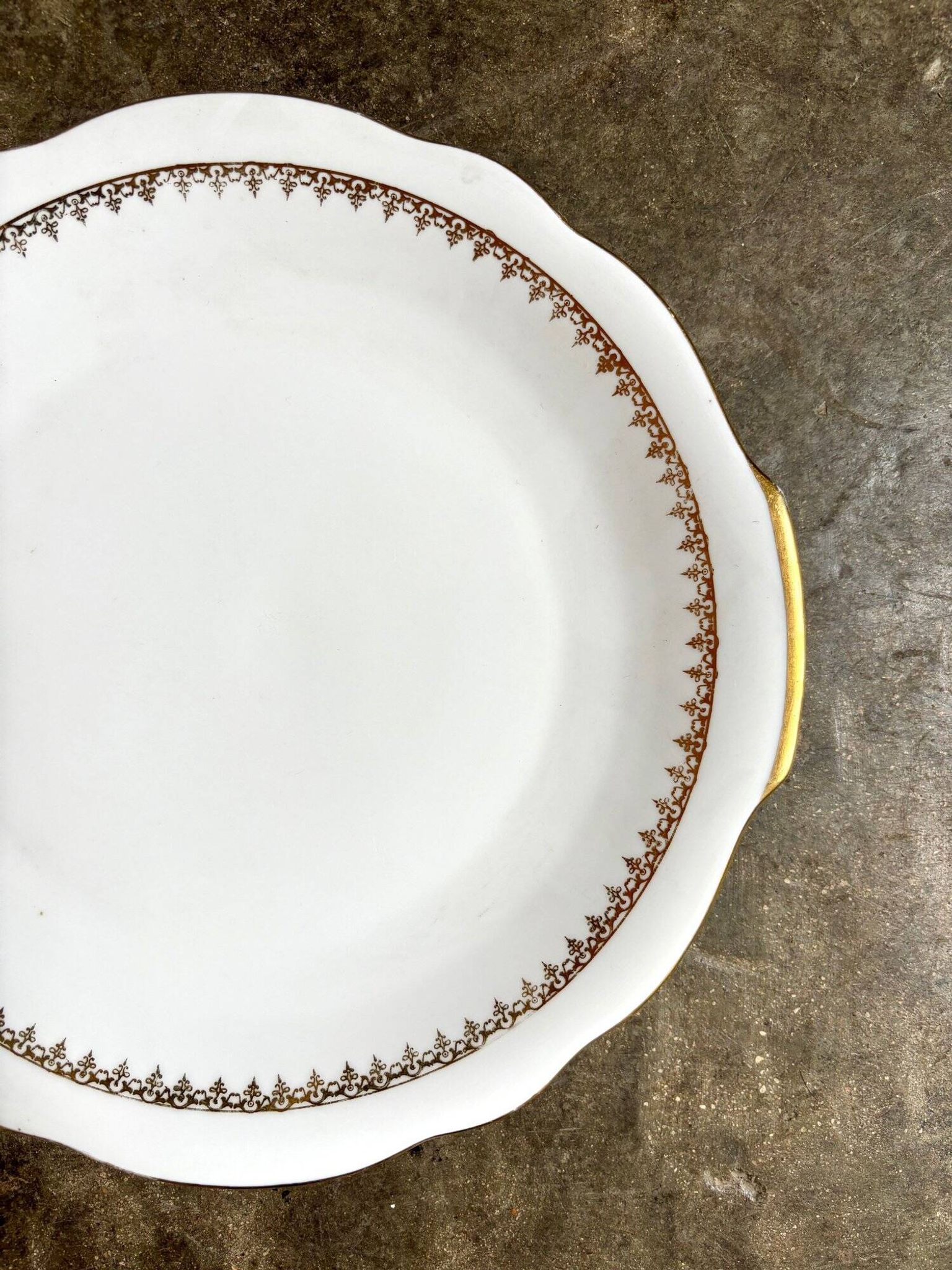 Europorcelaine round dish with ears in white and gold porcelain