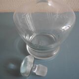 Carafe ancienne en verre soufflé et gravé