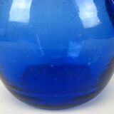 Pichet bleu en verre soufflé artisanal