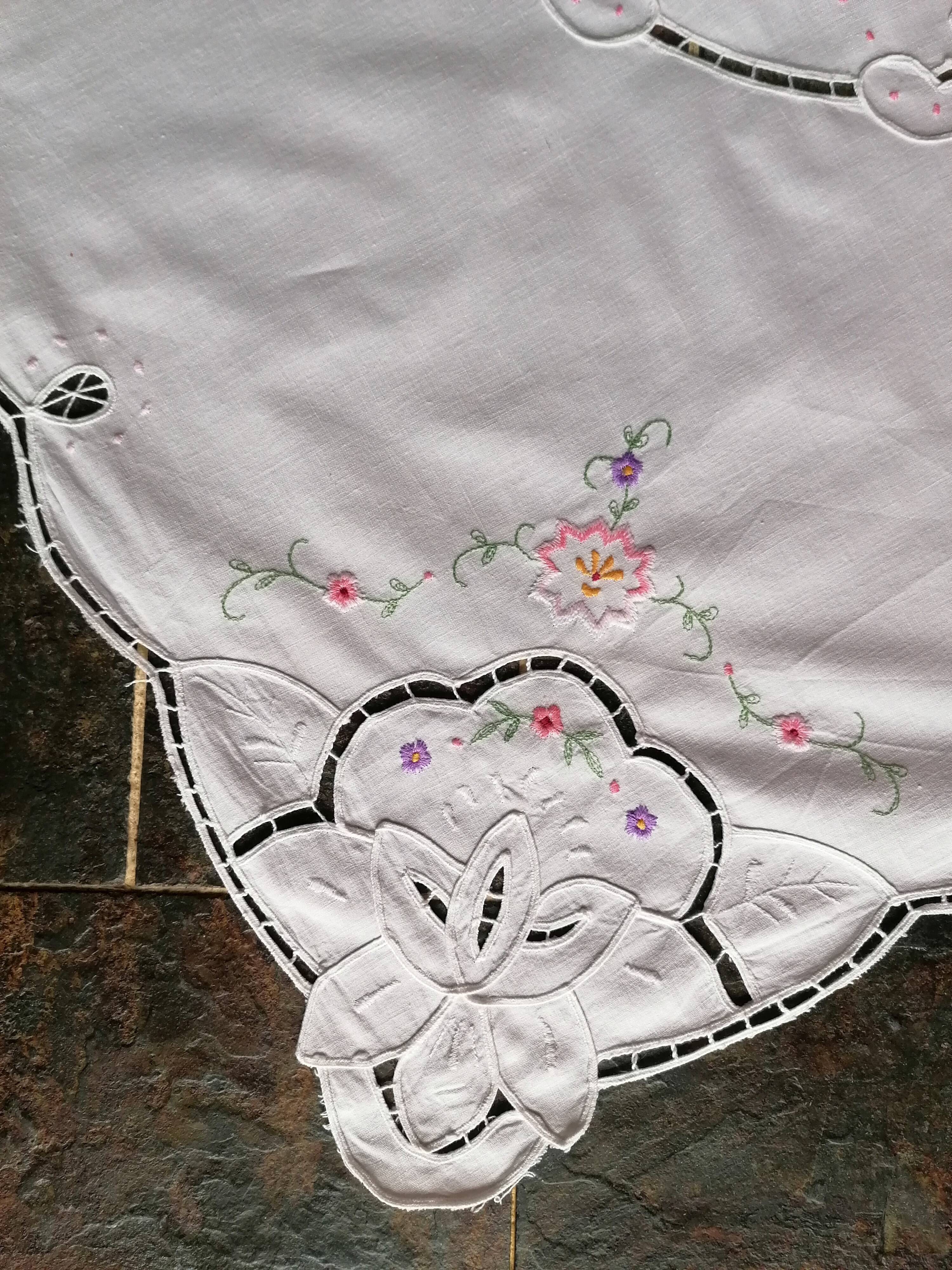 Embroidered tea tablecloth 80x80 cm