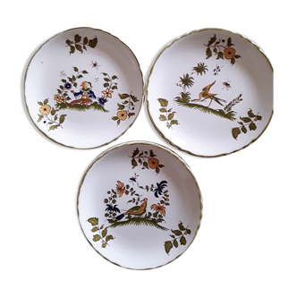 Lot de trois petites assiettes à dessert à décor "Moustiers"