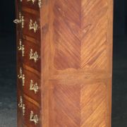 Somptueux semainier galbé en bois de placage de style Louis XV