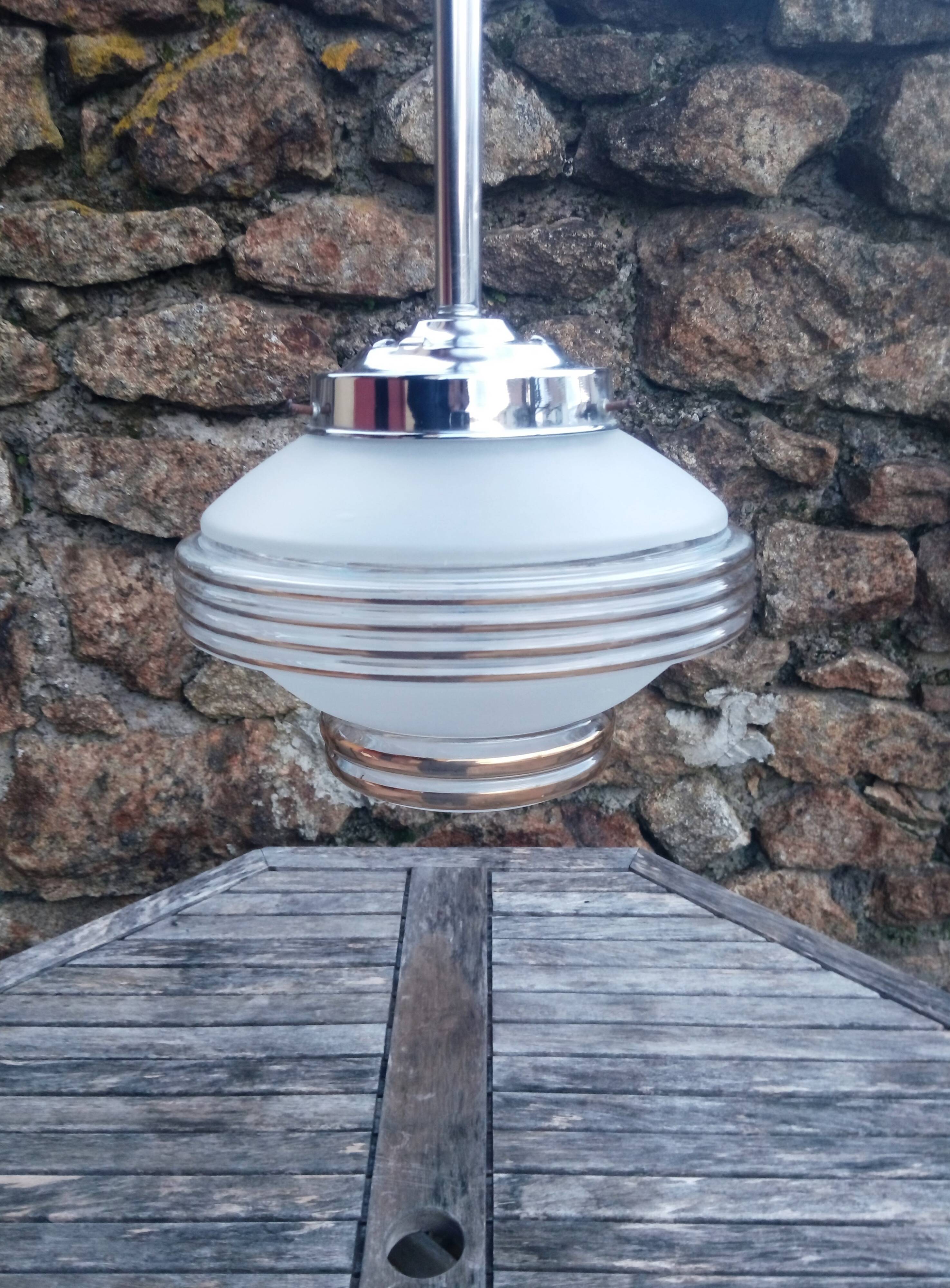 Vintage chandelier - Opaque glass globe and gold - 1950