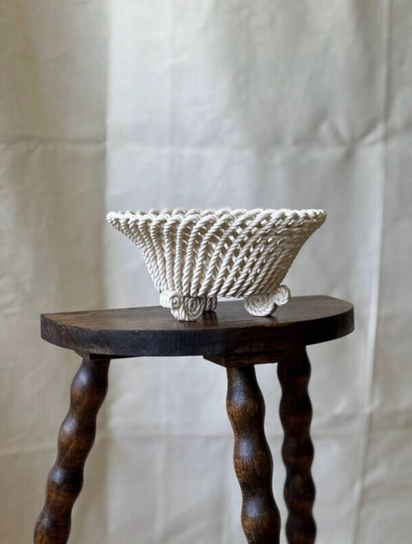 Corbeille ancienne en céramique torsadée, 1930