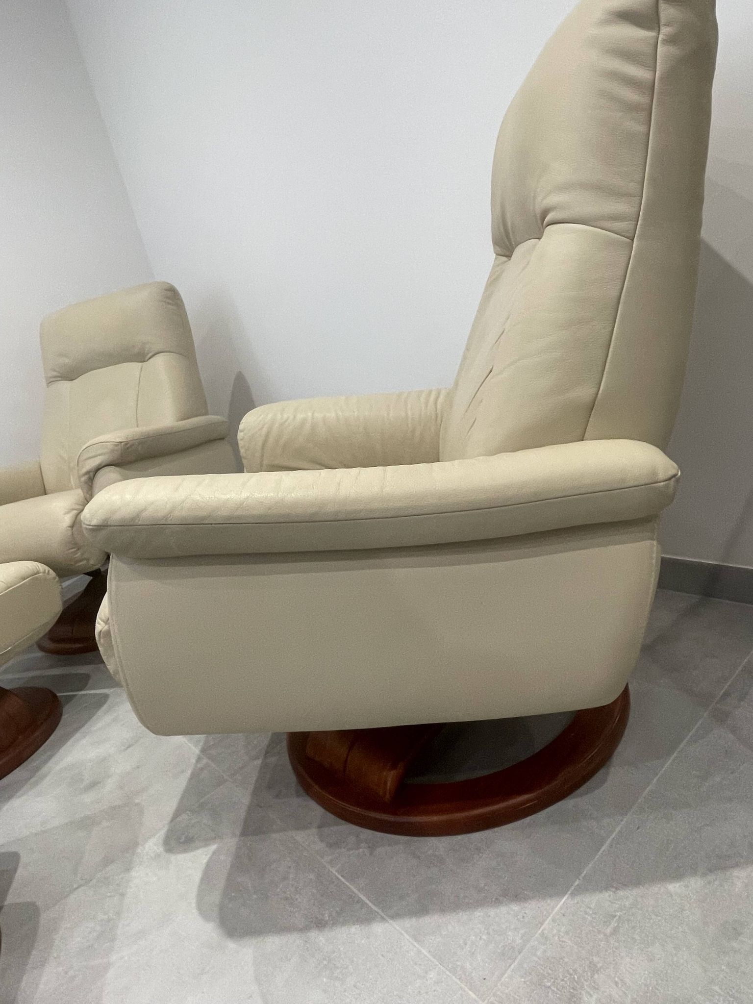 Paire de fauteuil vintage cuir avec ottoman