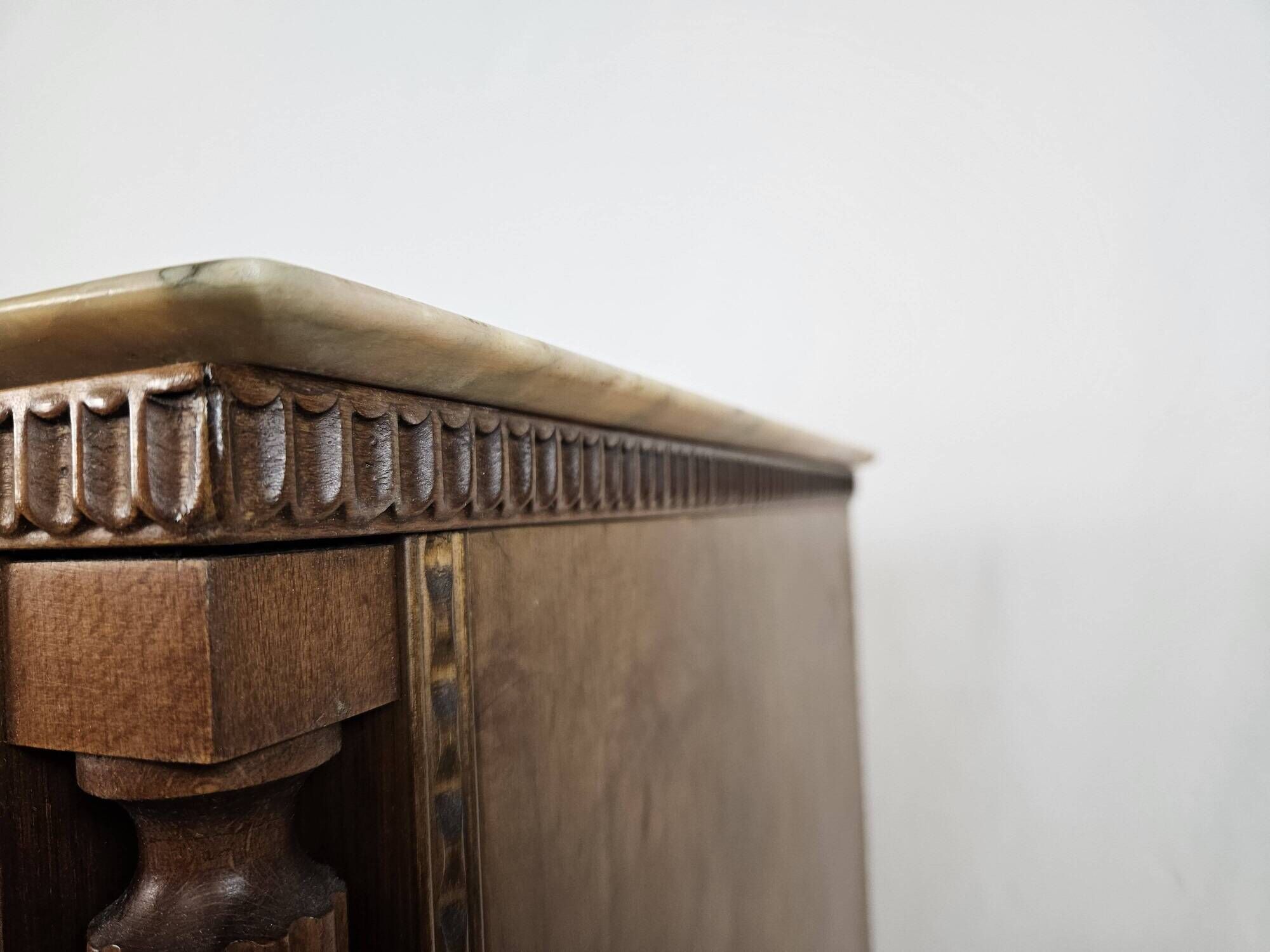 1980s chest of drawers with marble top and four drawers