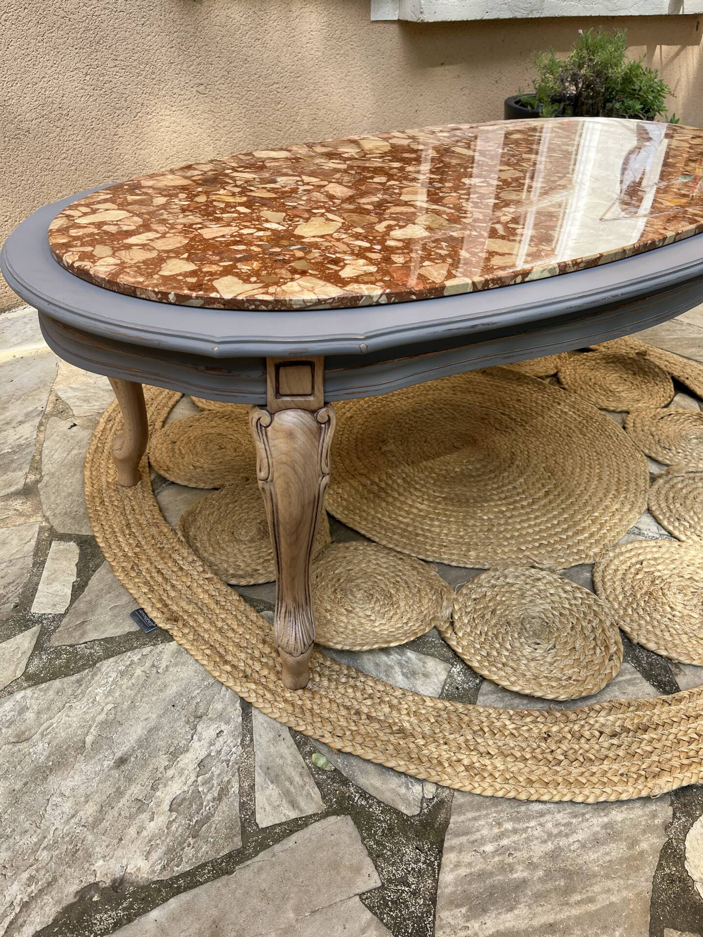 Oval coffee table in marble and wood