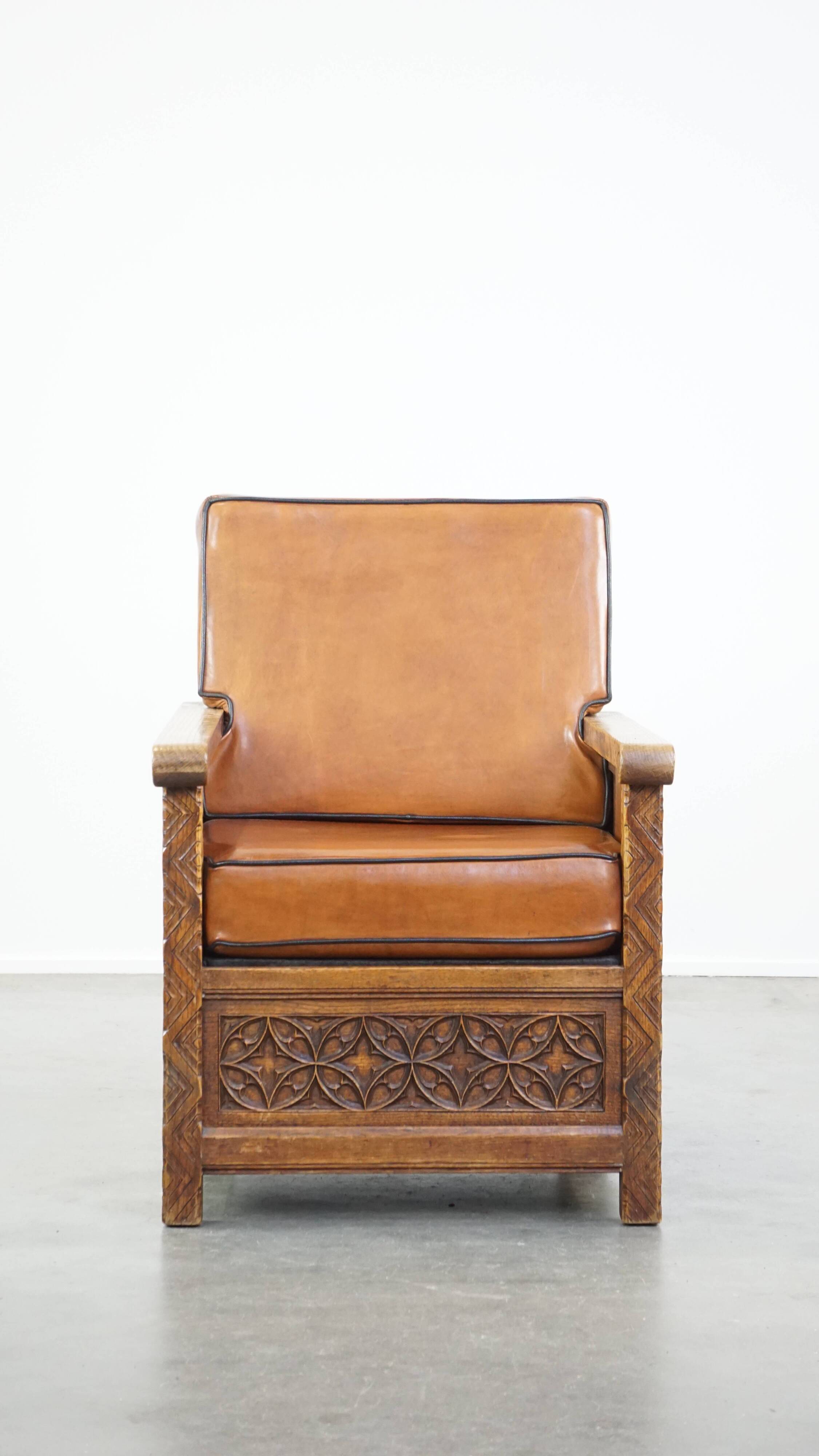 Fauteuil ancien en peau de mouton retapissée