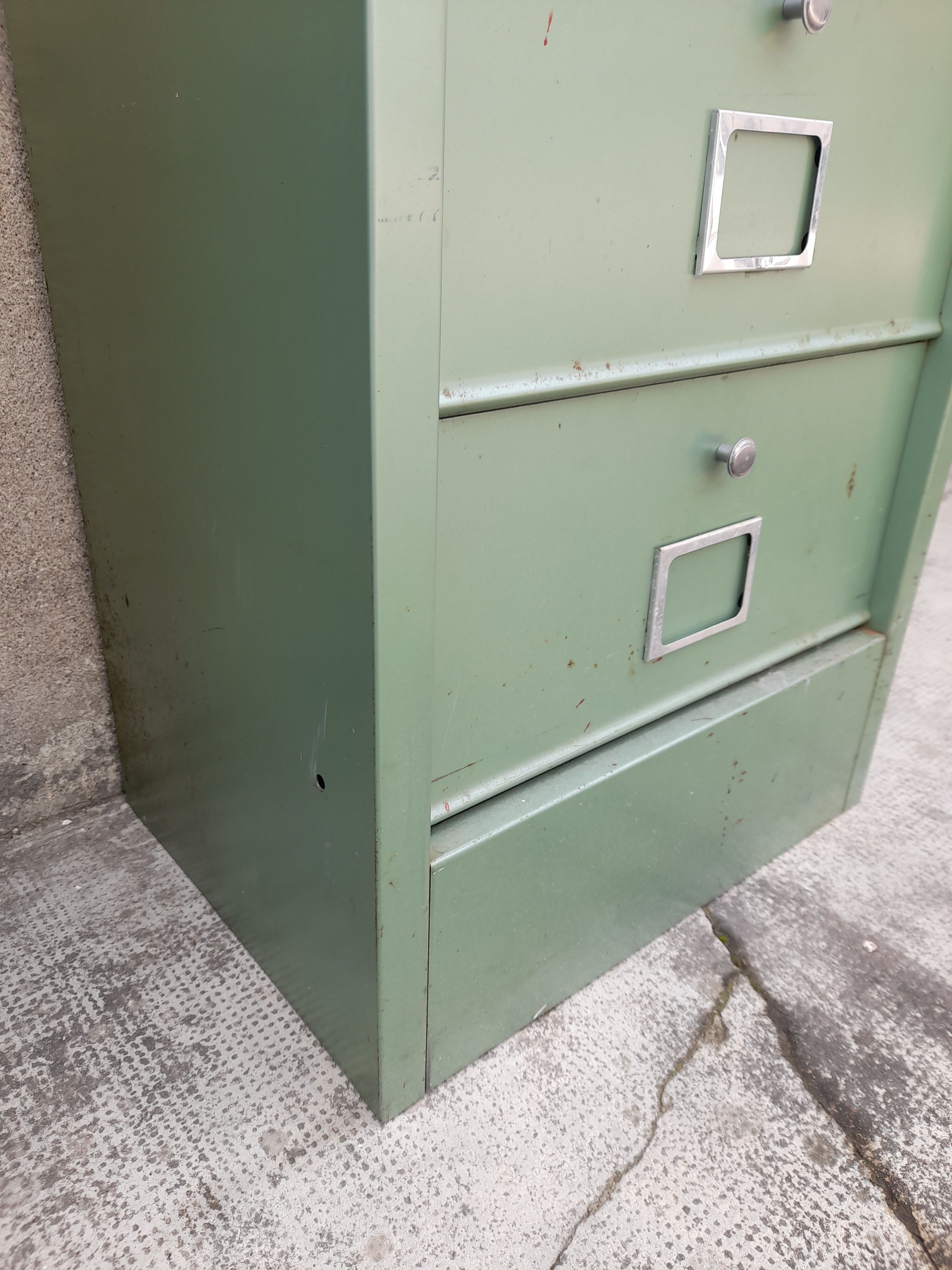 Iron clamshell cabinet