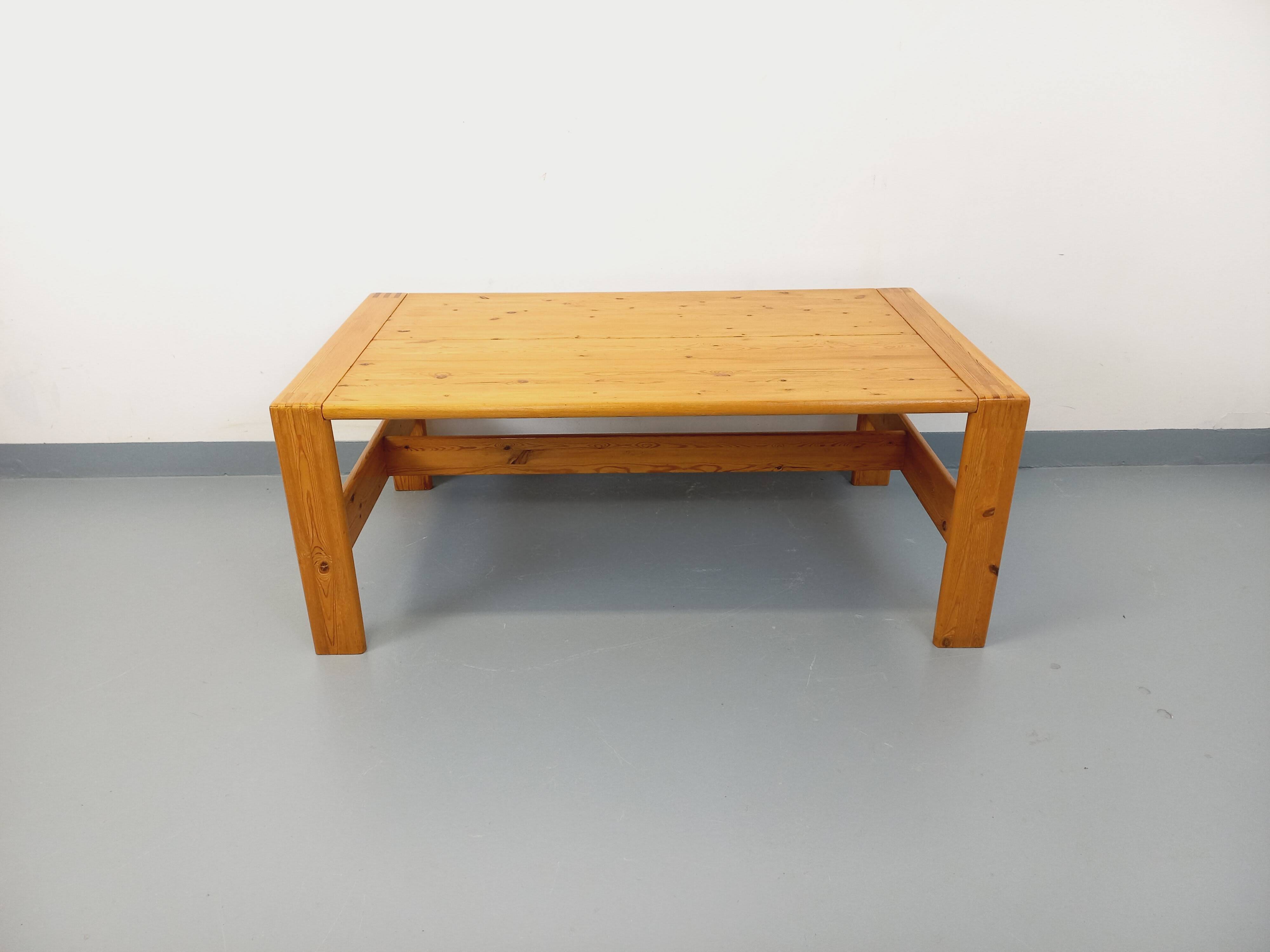 Large vintage coffee table in solid pine from the 70s and 80s.