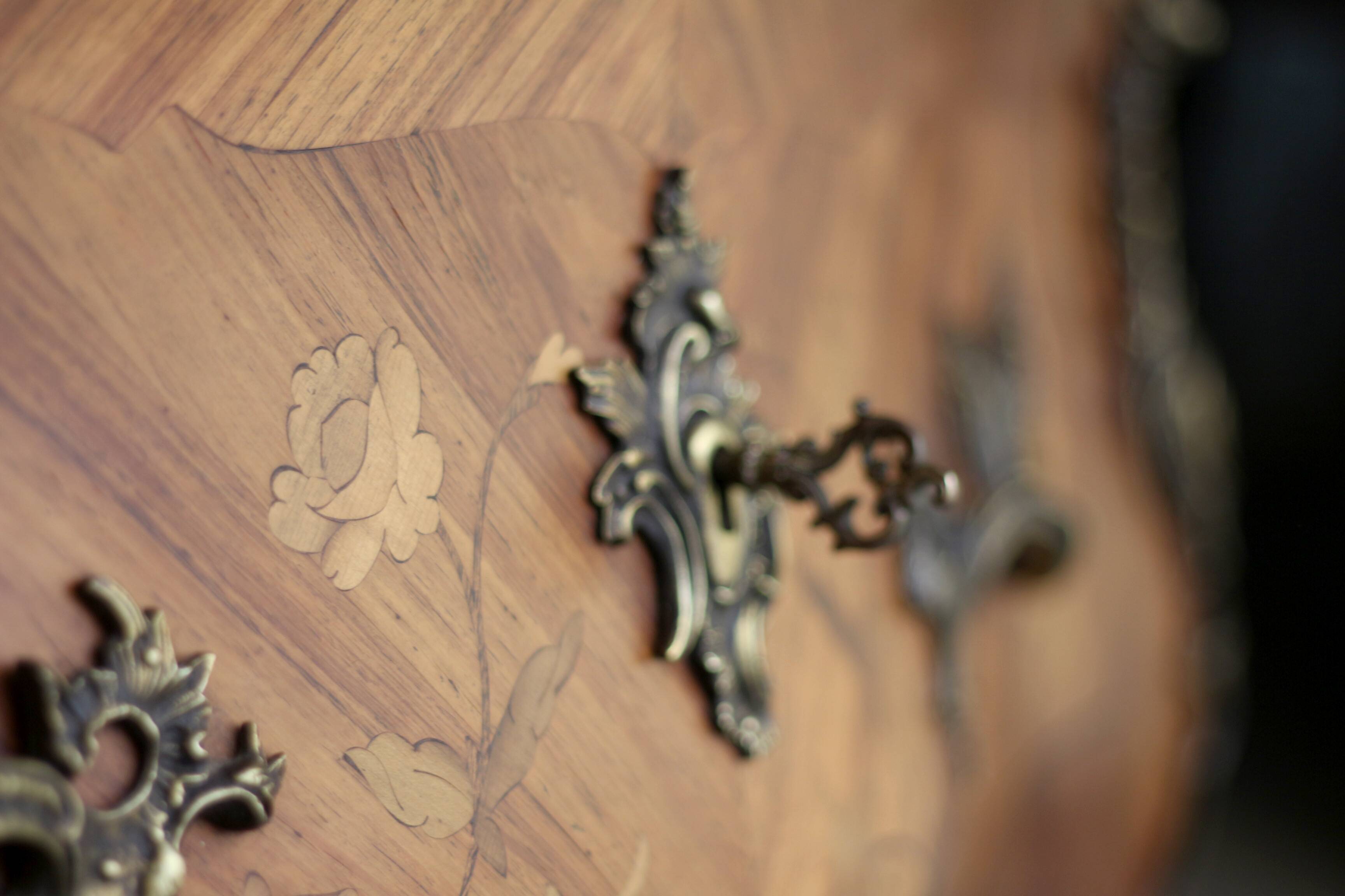 Louis XV style curved chest of drawers of very fine craftsmanship (Faubourg work)