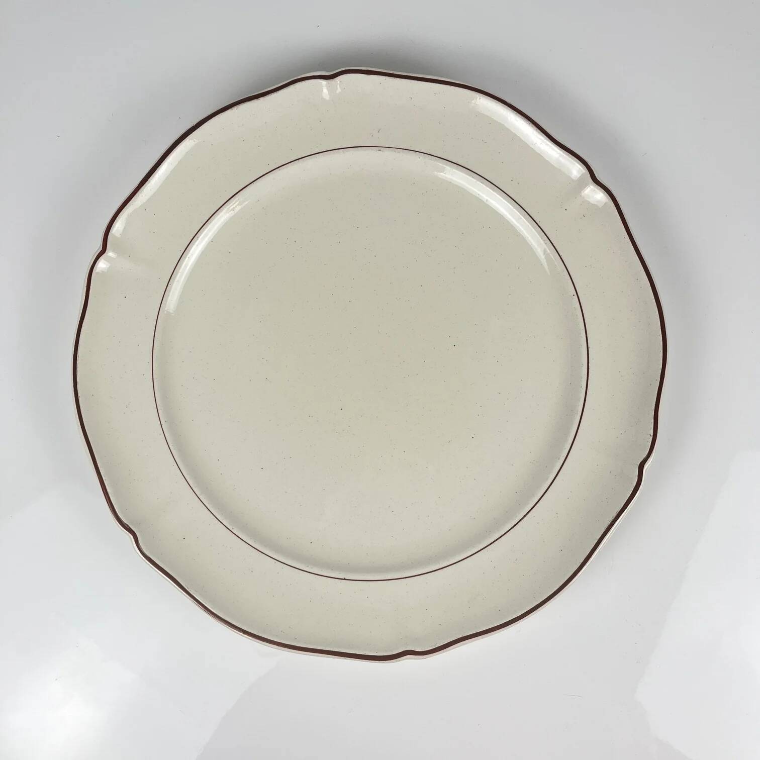 Round plate Villeroy & Boch, Bordeaux rim, early 20th century.