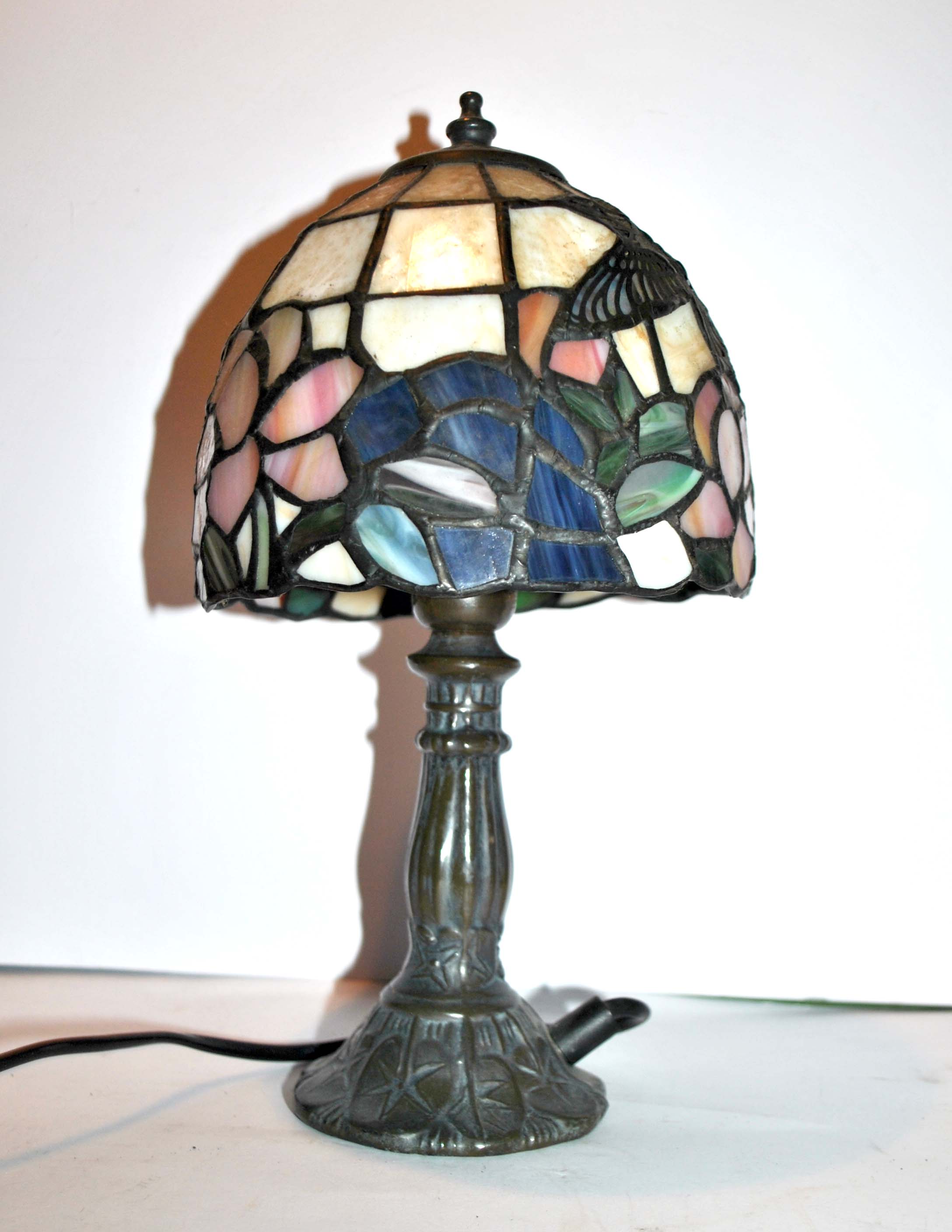 Vintage "hummingbird bird" tiffany style table lamp in stained glass paste window - late 20th century.