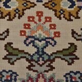 Un tapis persan oriental crème à motifs floraux – Élégance classique