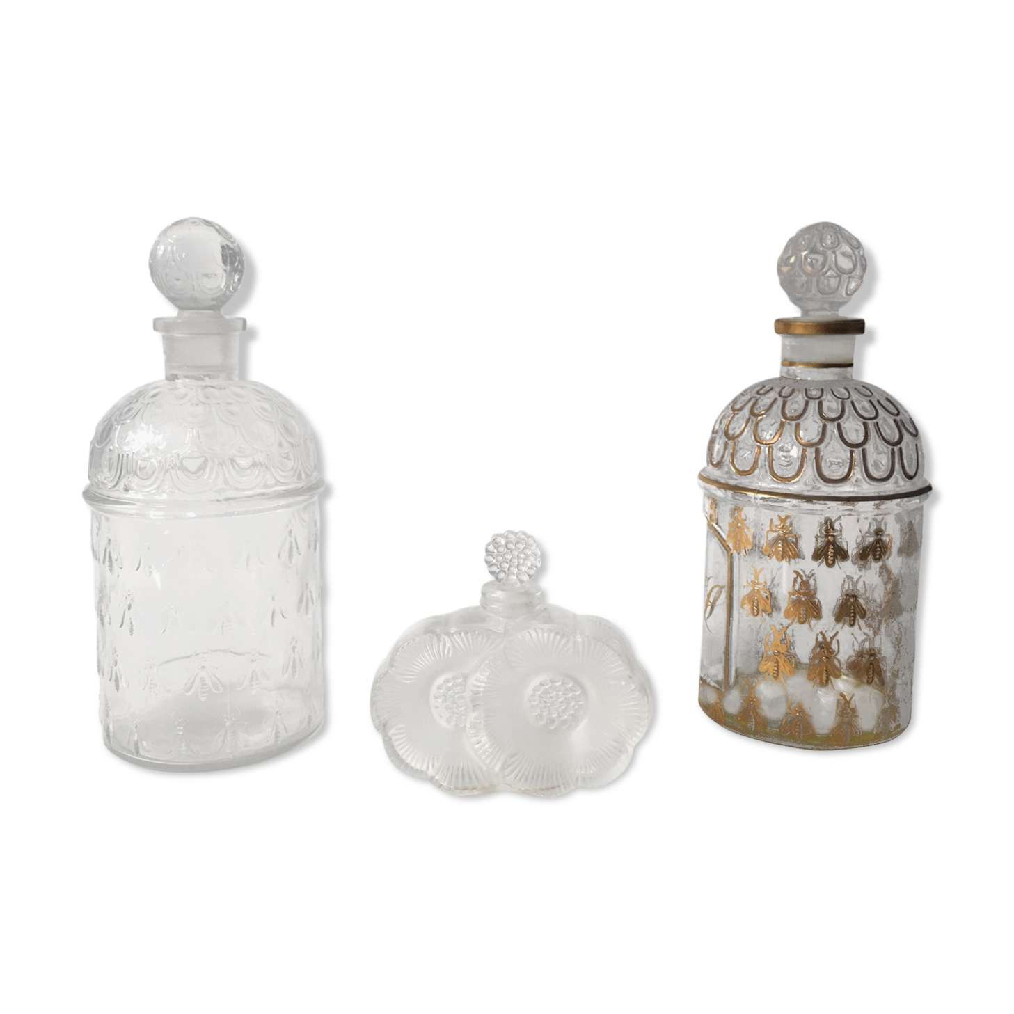 Ensemble de trois bouteilles de parfum Guerlain " Abeilles " avec une bouteille de parfum Lalique