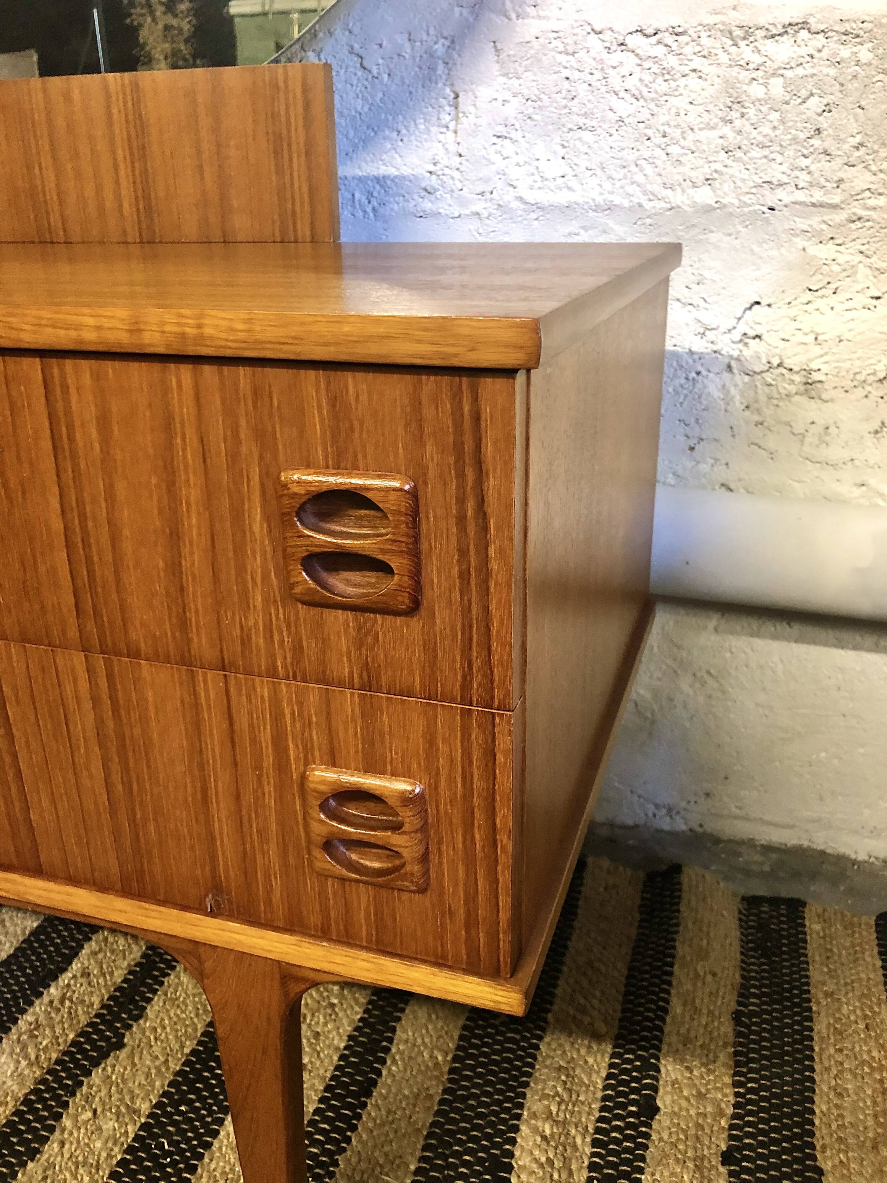 Scandinavian dressing table round mirror