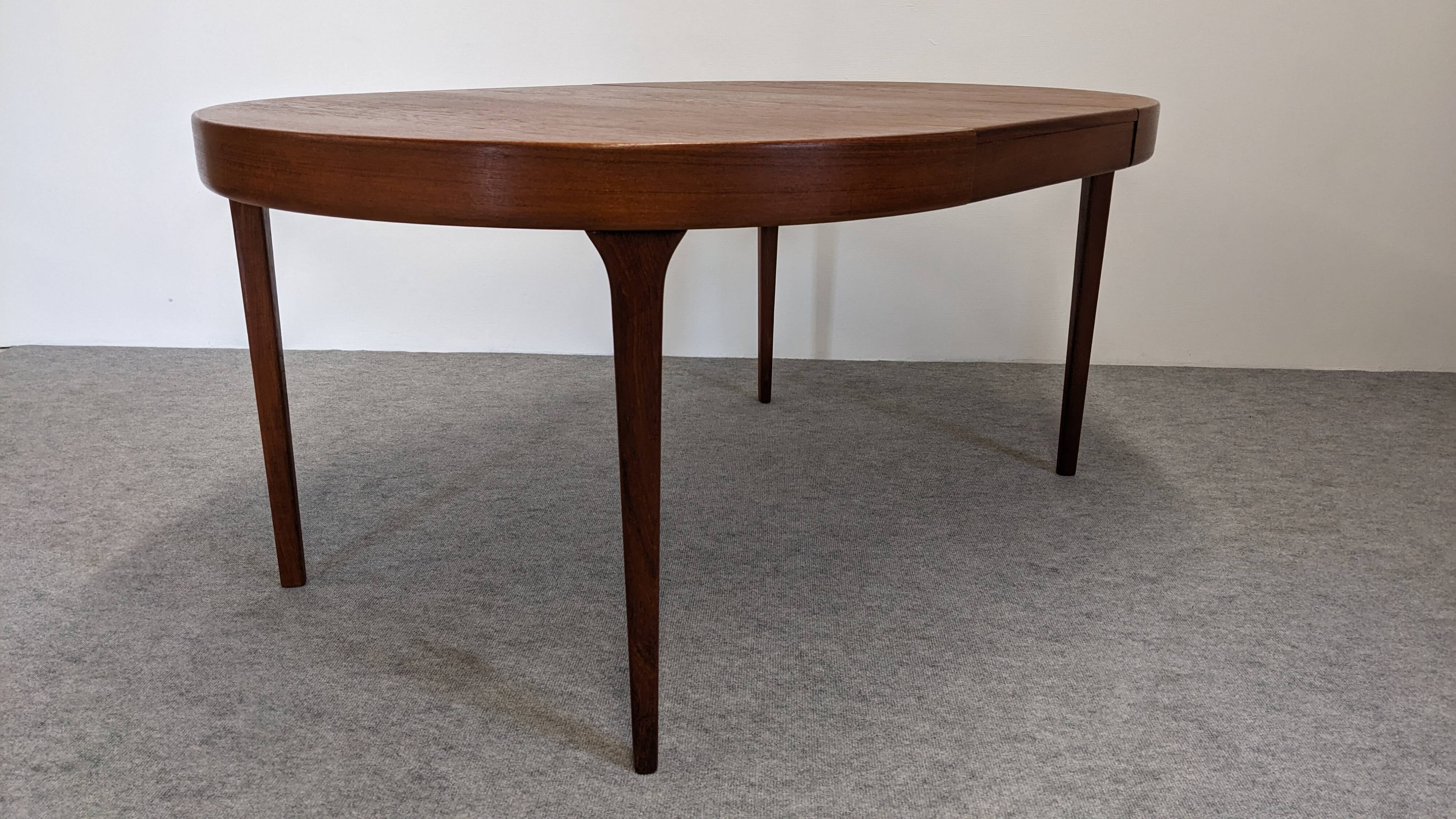 Table ronde extensible en teck de Oluf Theodor Larsen, Danemark vers 1970