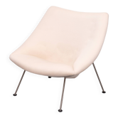 This is the iconic Artifort Oyster armchair by designer Pierre Paulin