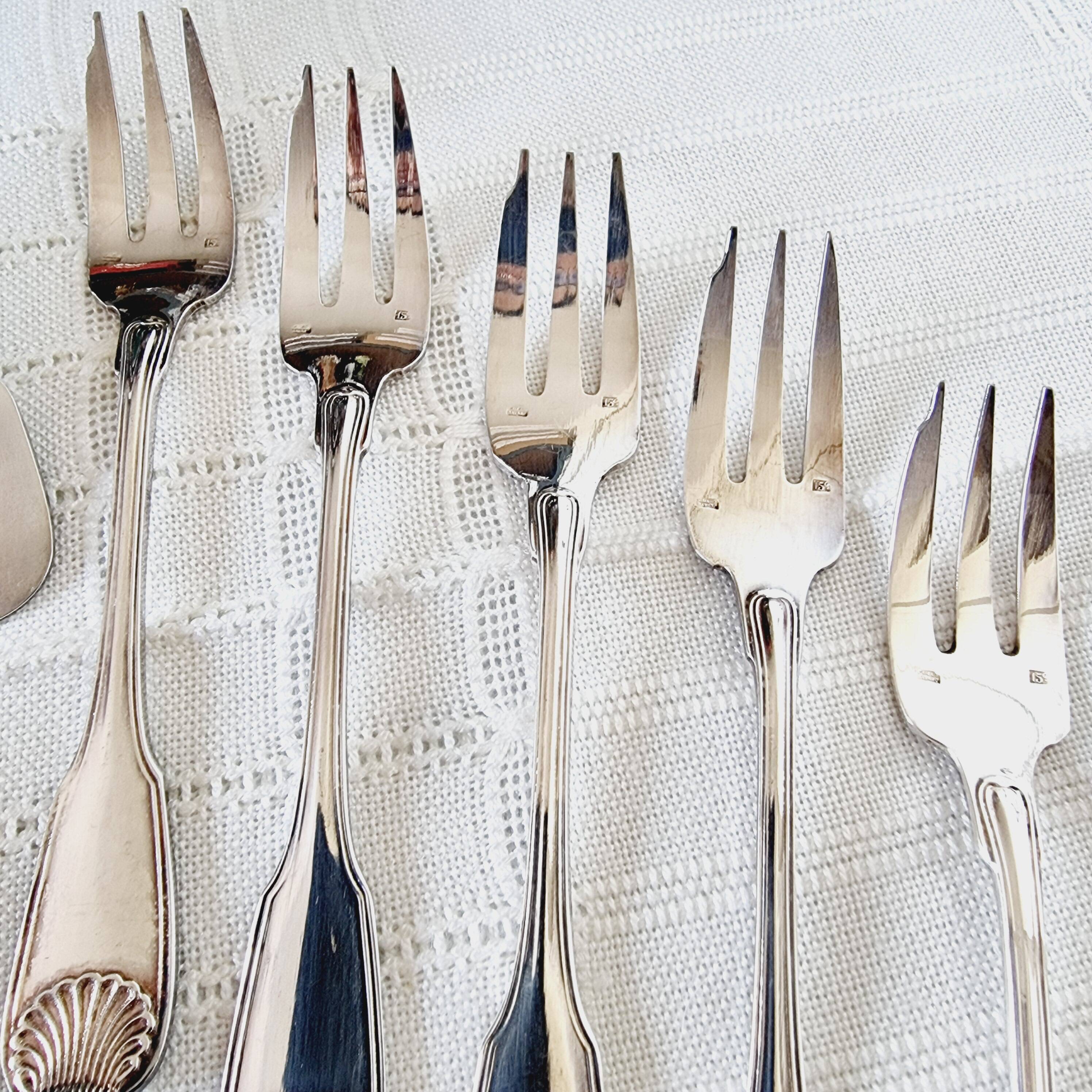 Coffret à Gâteaux Vintage avec 12 Fourchettes et 1 Pelle en Métal Argenté à Décor de Coquille