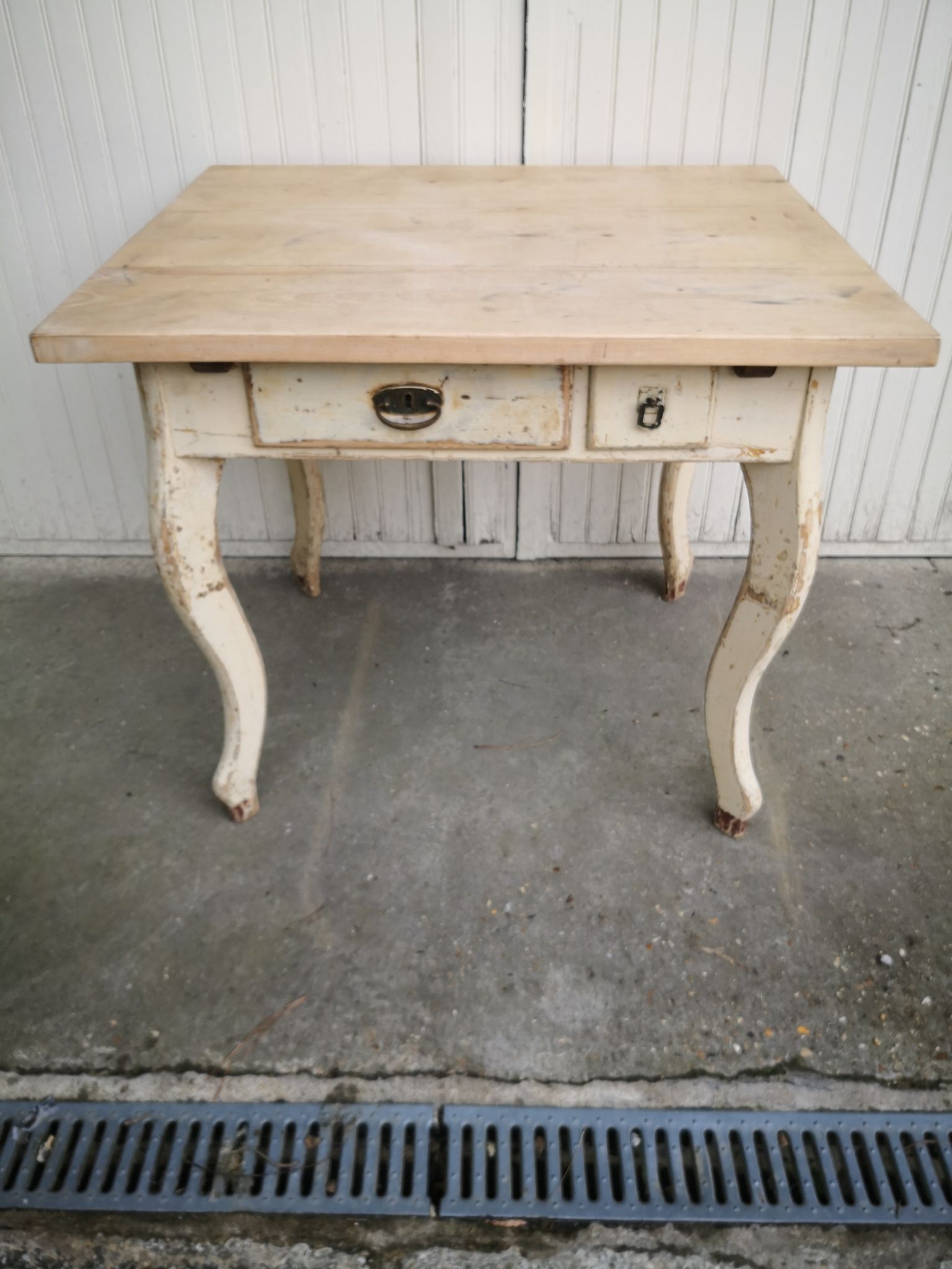 Table de cuisine vintage en bois, pieds courbés