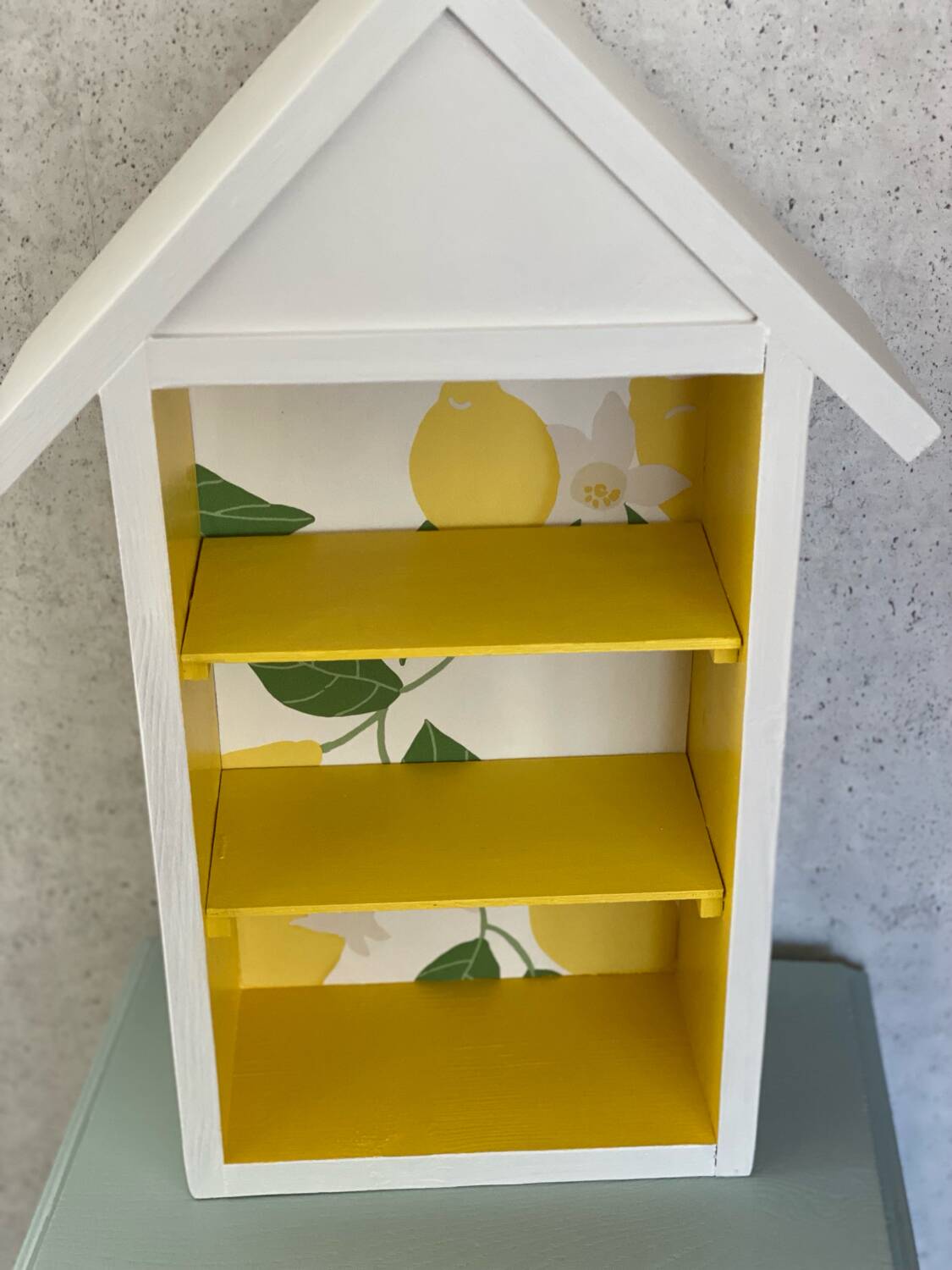 'Lemon' wooden shelf