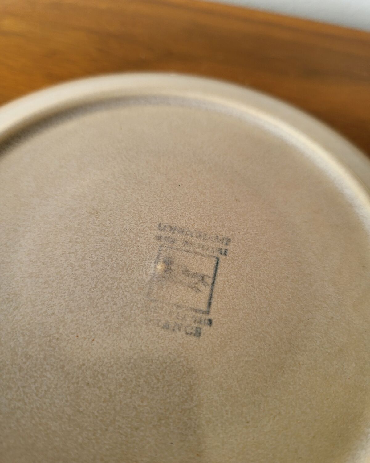Ensemble de 2 grandes tasses et sous-tasse en grès Longchamp