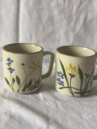 Lot 2 vintage floral mugs