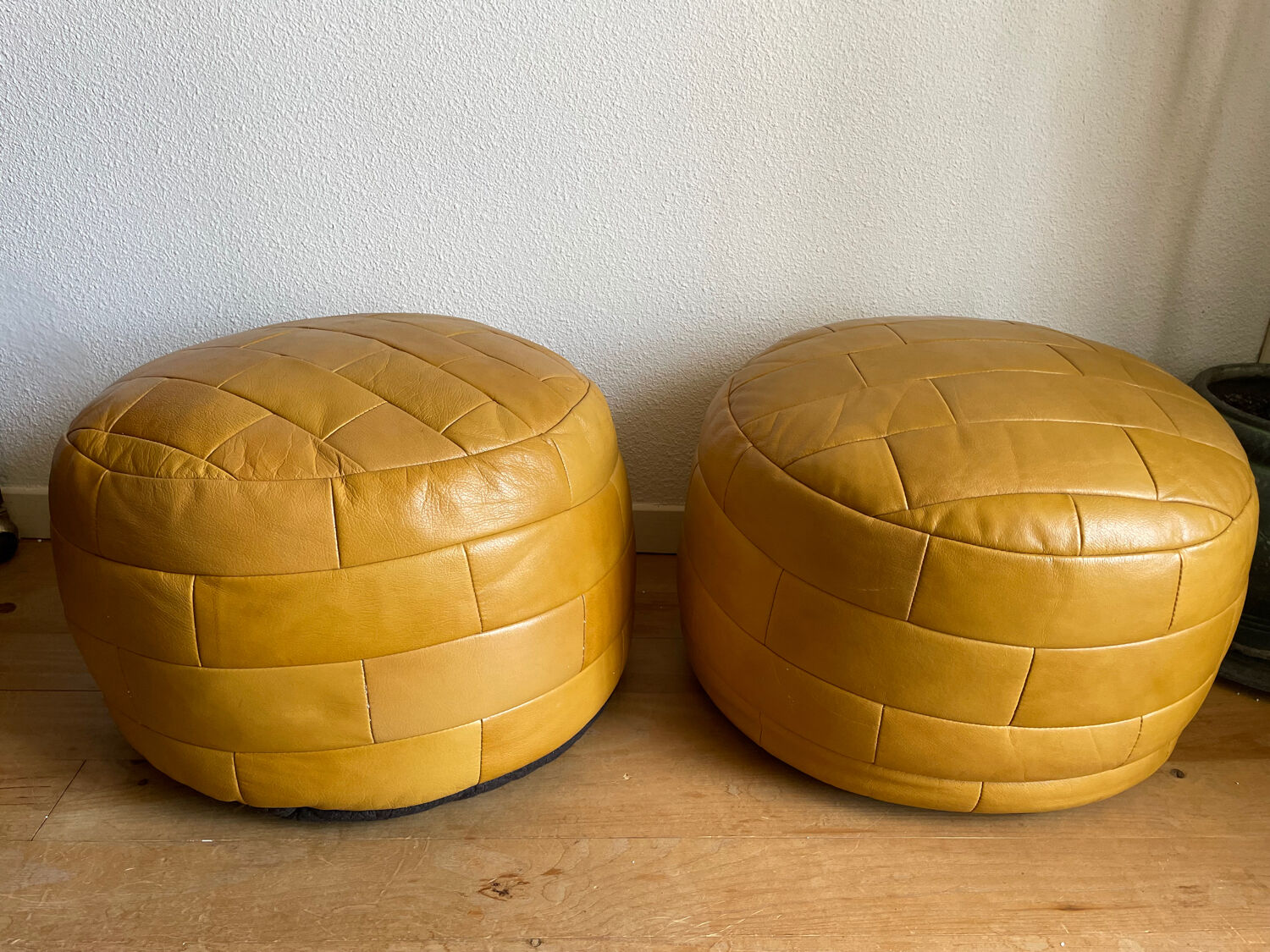 2 poufs moutarde patchwork en cuir de Sède