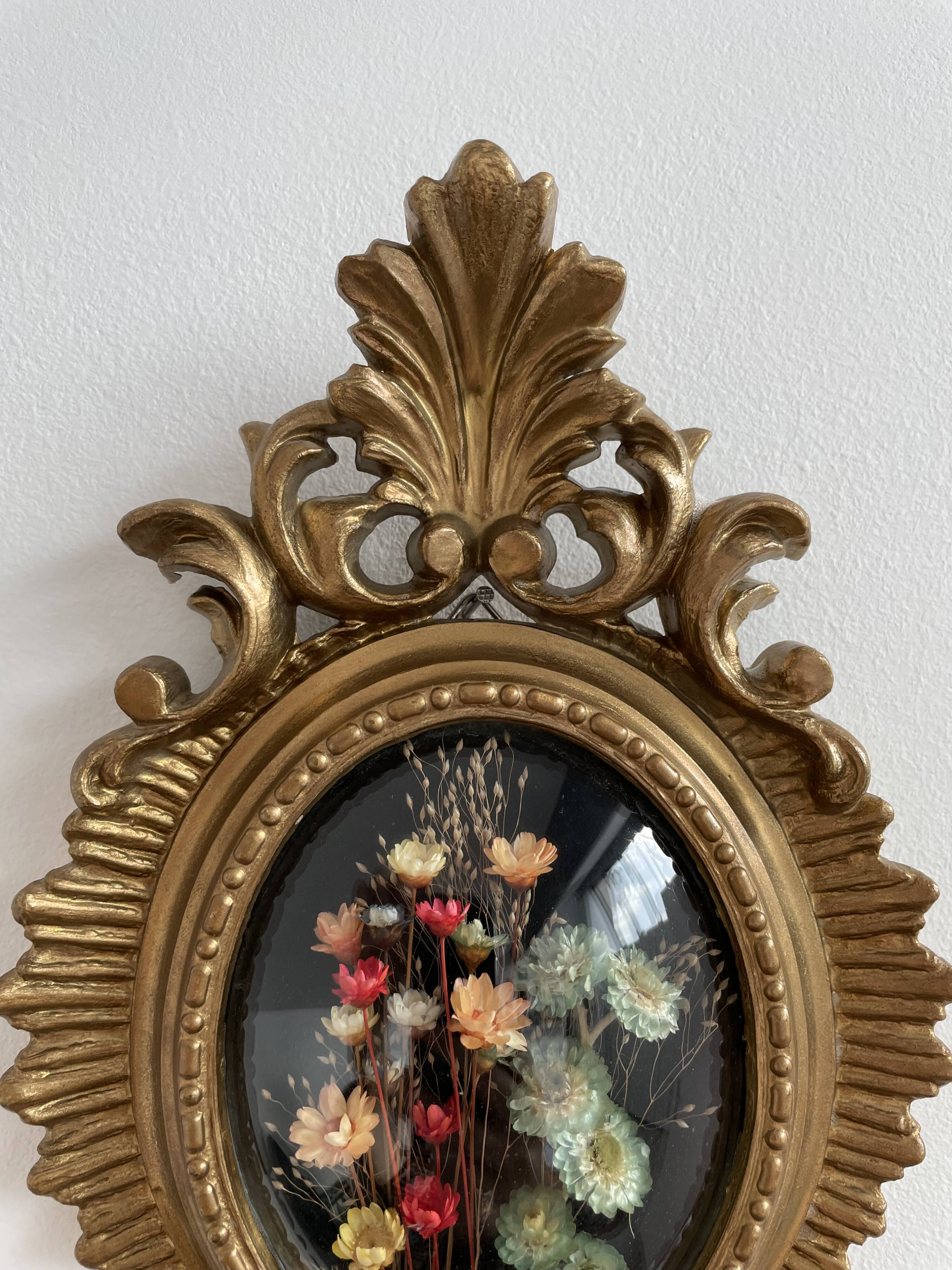 Cadre bois doré fleurs séchées rocaille