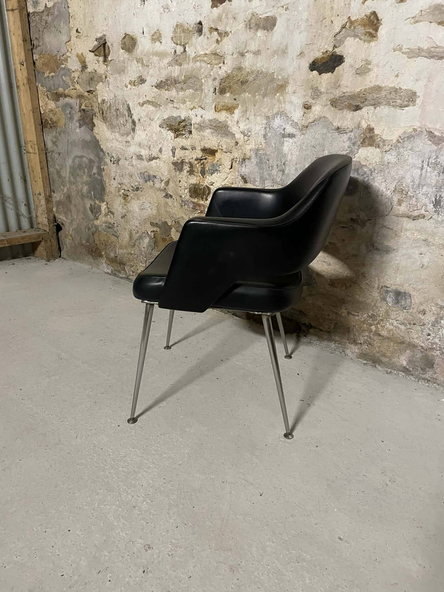 Conference chair in black design with metal legs – contemporary lines