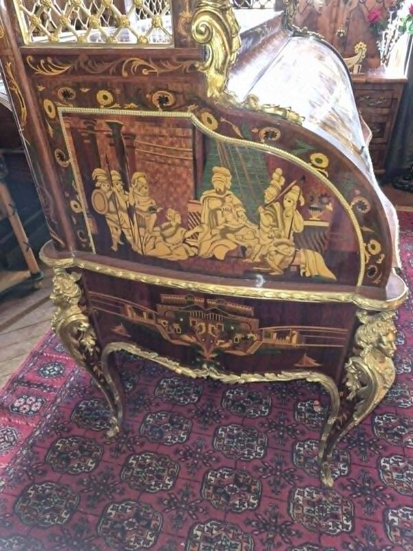 Bureau à cylindre de style Louis XV richement marqueté