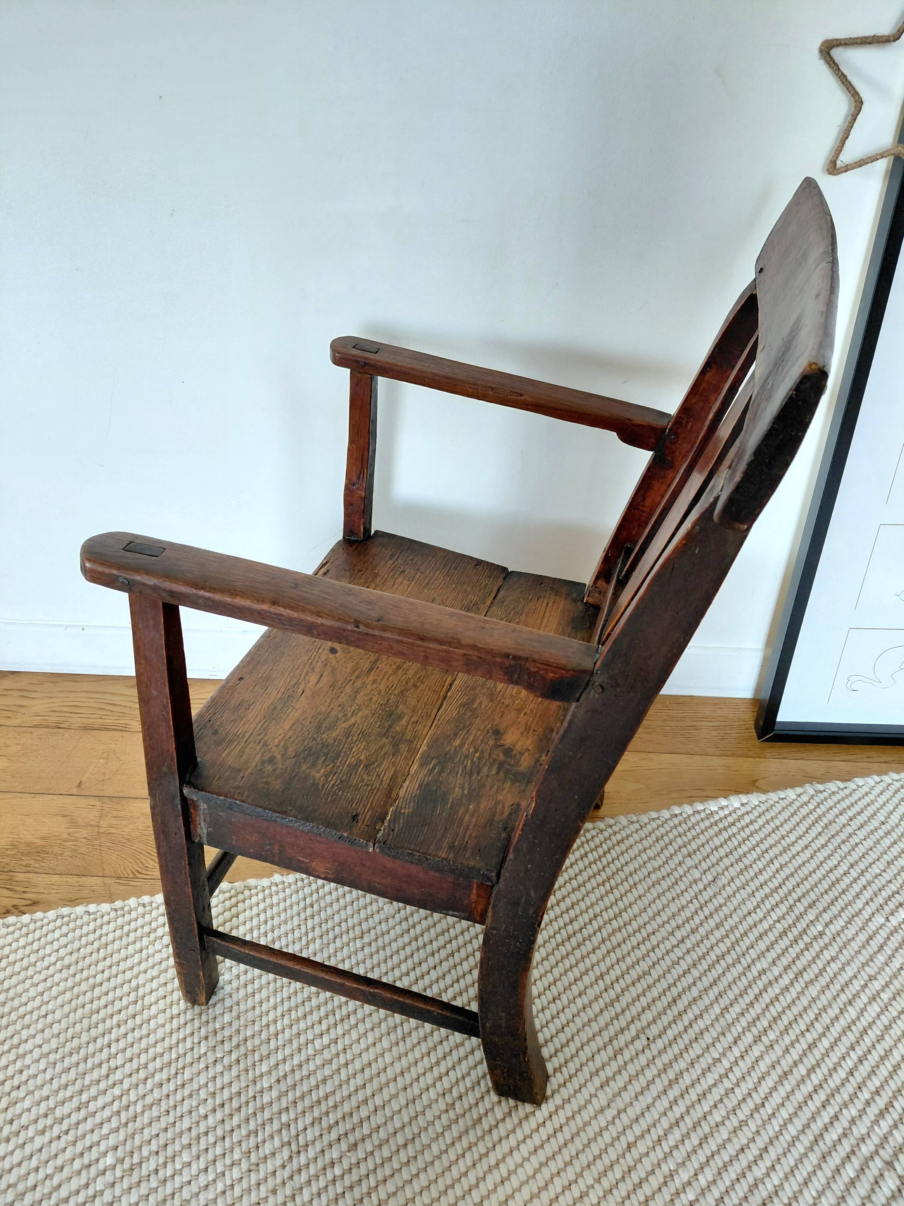 Fauteuil ancien en chêne massif-style Gallois et Art Populaire