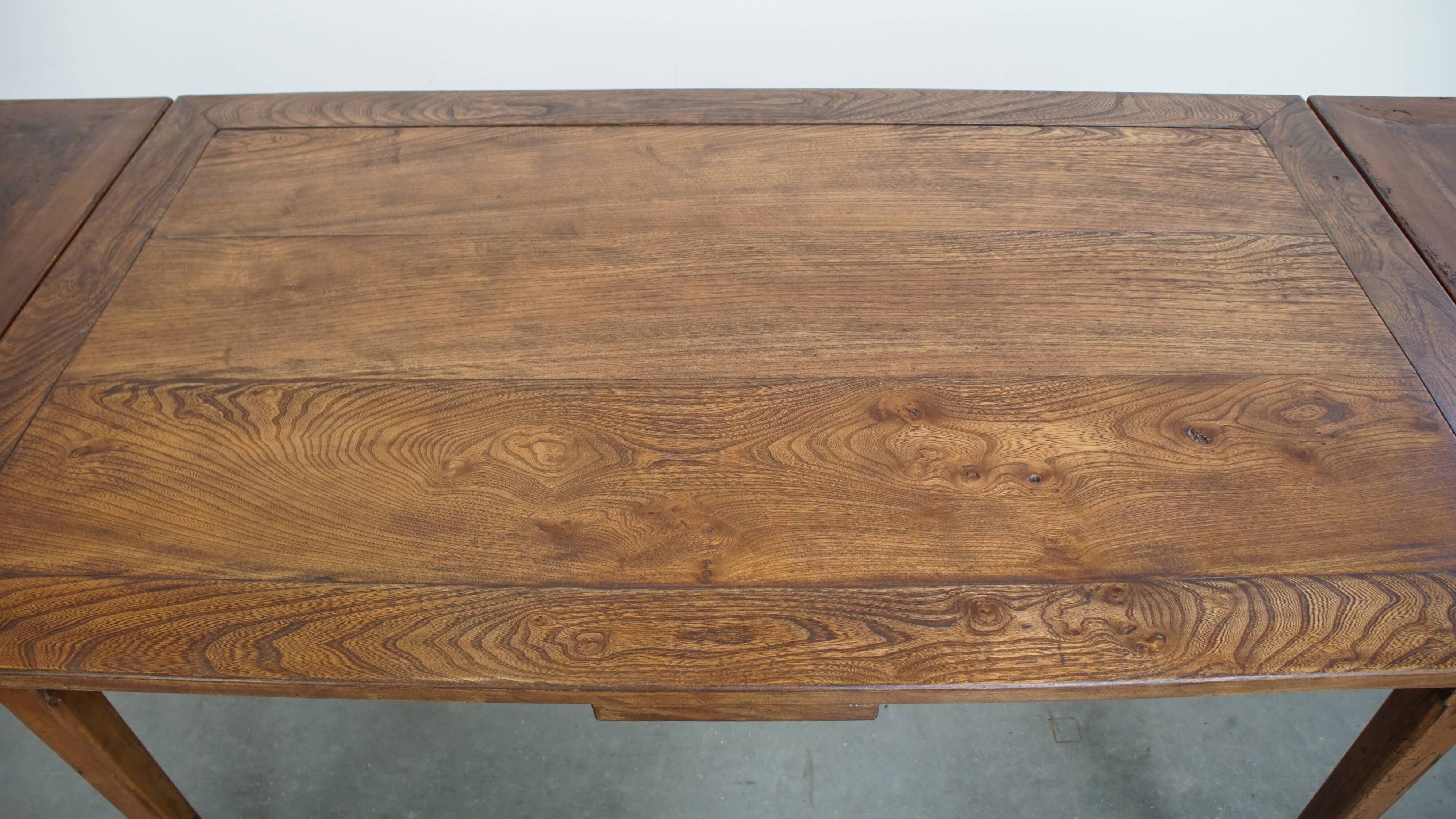 English Antique Extendable Dining Table in Elm and Cherry Wood