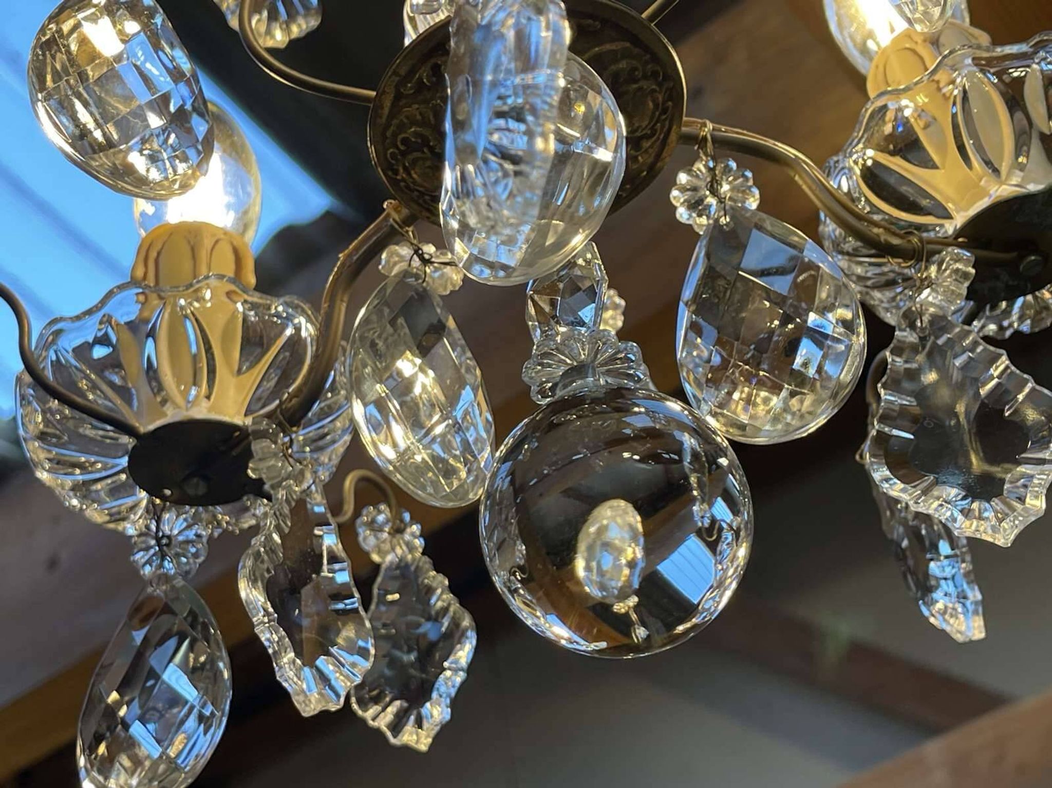 Three-light chandelier in bronze and cut crystal, early 20th century work.
